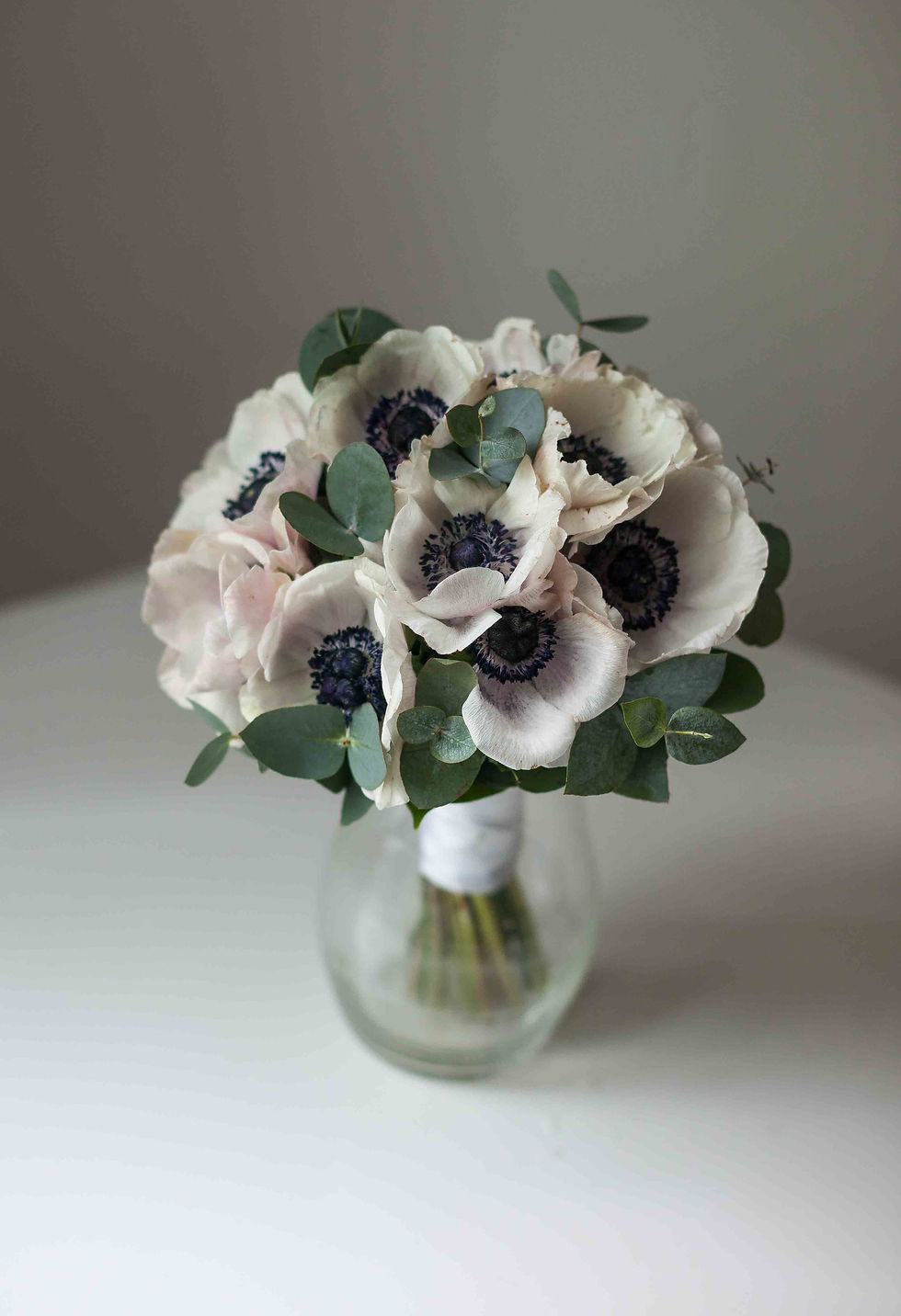 Миниатюра: Букет невесты из анемонов и зелени