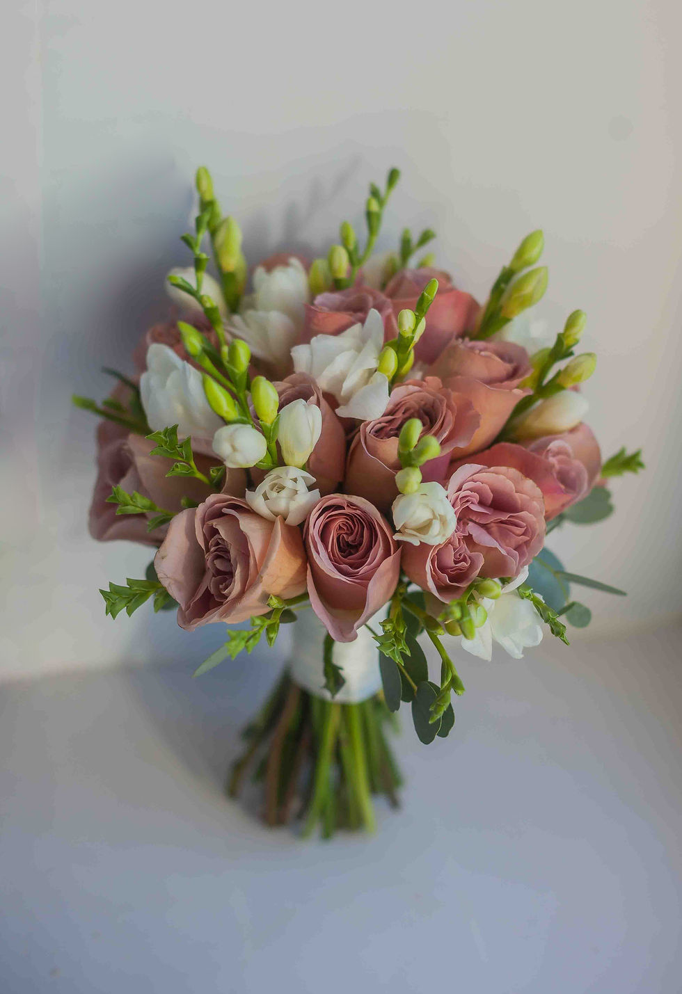 Миниатюра: Букет невесты из пионовидных кофейных роз и фрезии