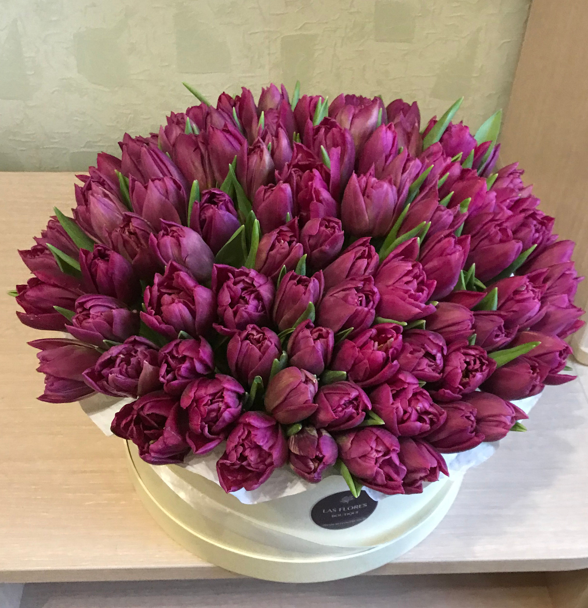 Пионовидные тюльпаны в коробке