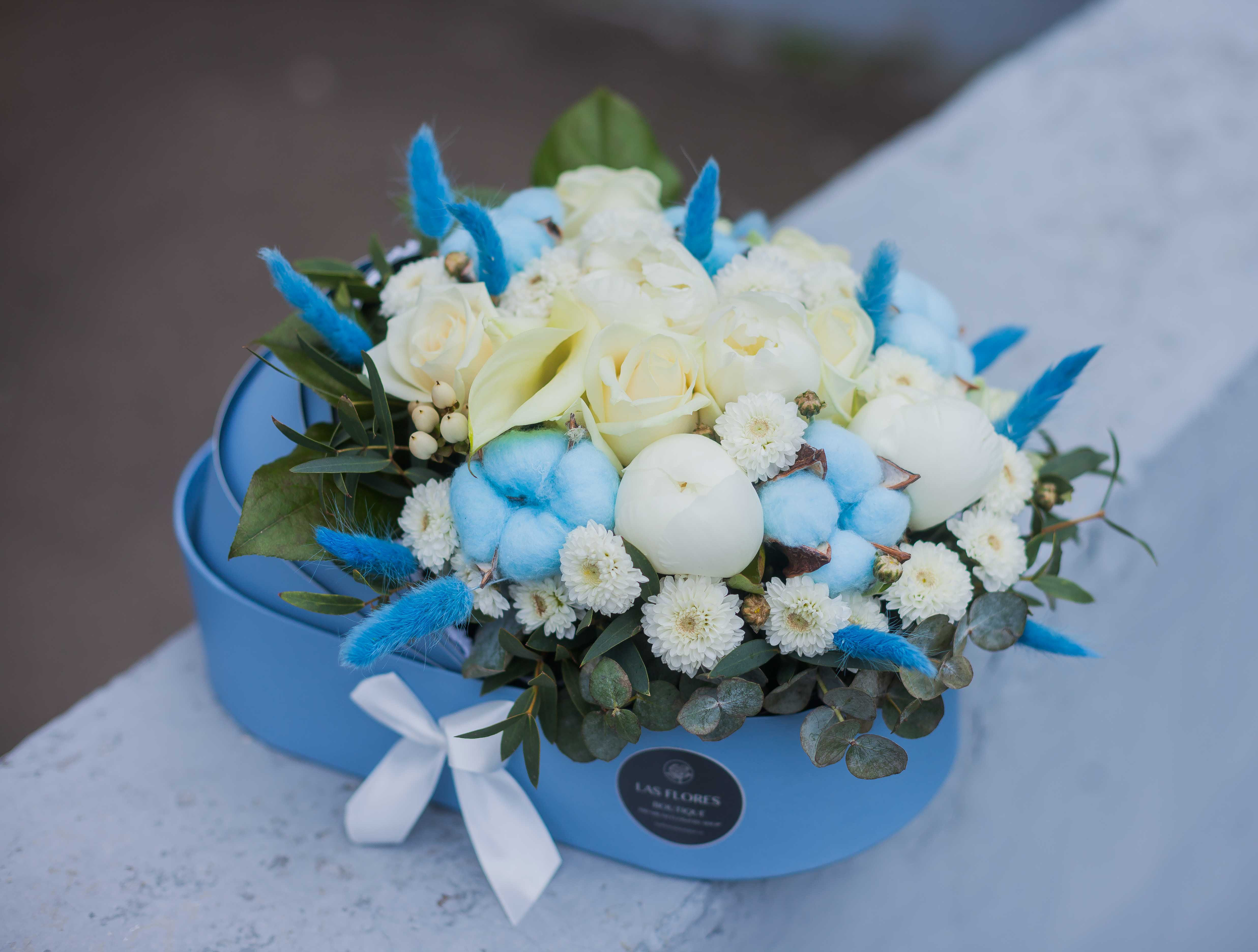 Цветы в голубой коляске