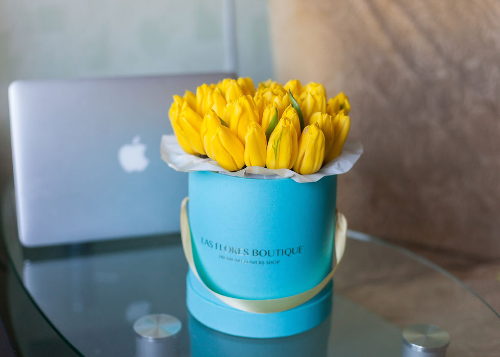 Миниатюра: тюльпаны в шляпной коробке