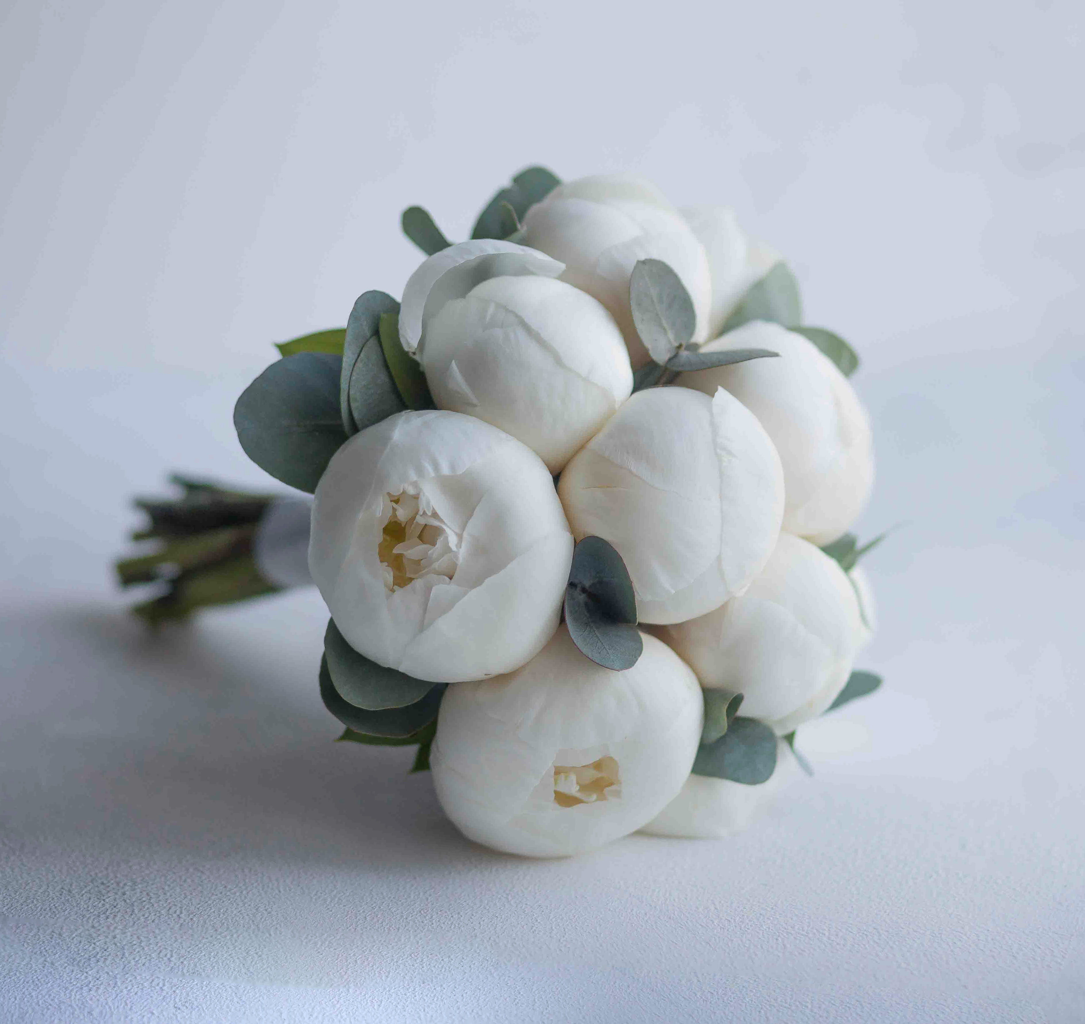 Букет невесты из 11 пионов и эвкалипта