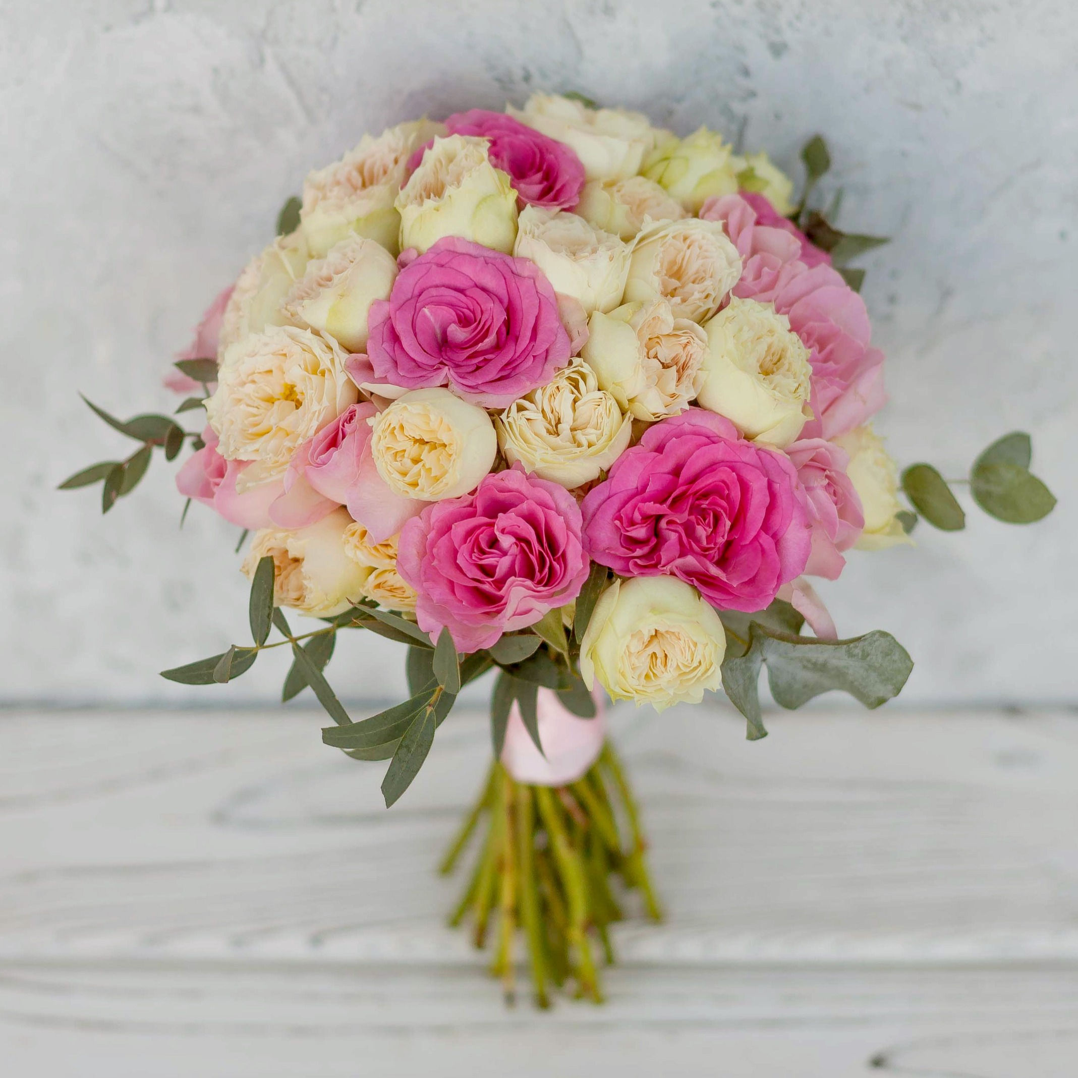 Букет невесты из роз и эвкалипта