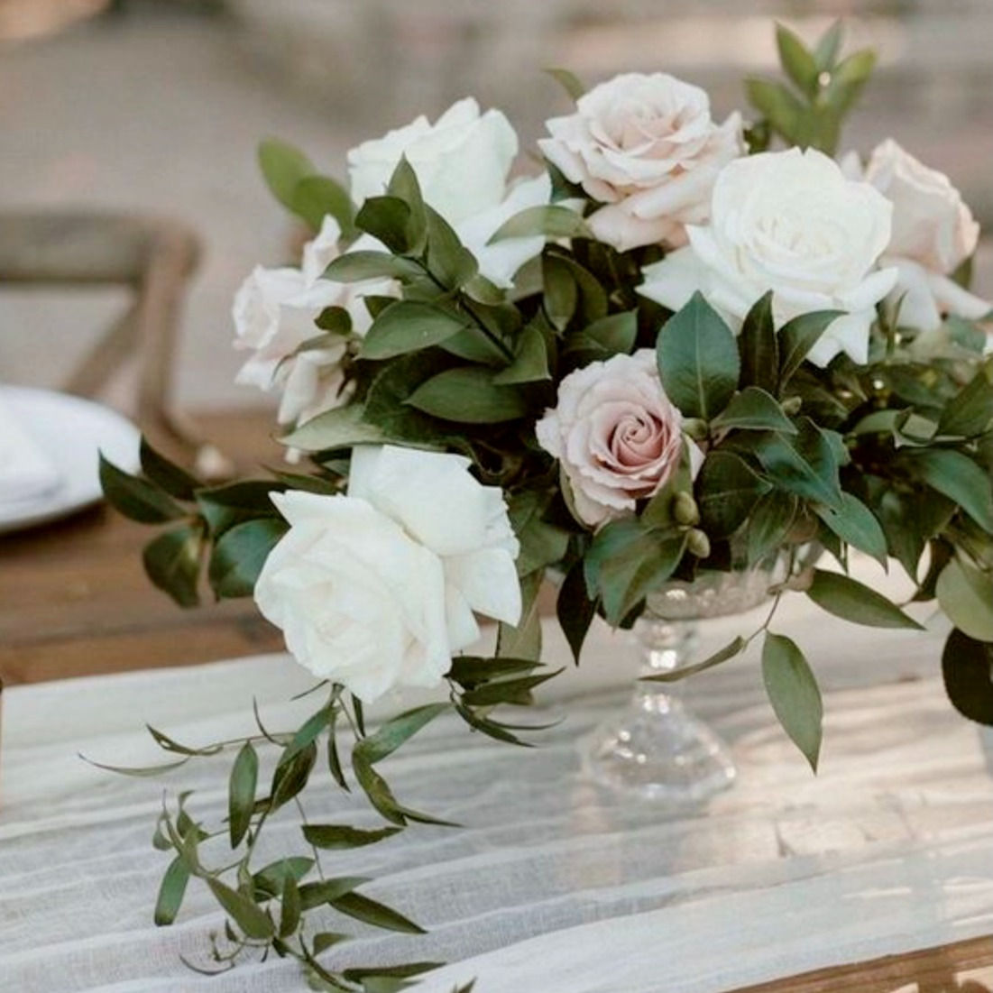 Композиция на стол молодоженов из живых цветов