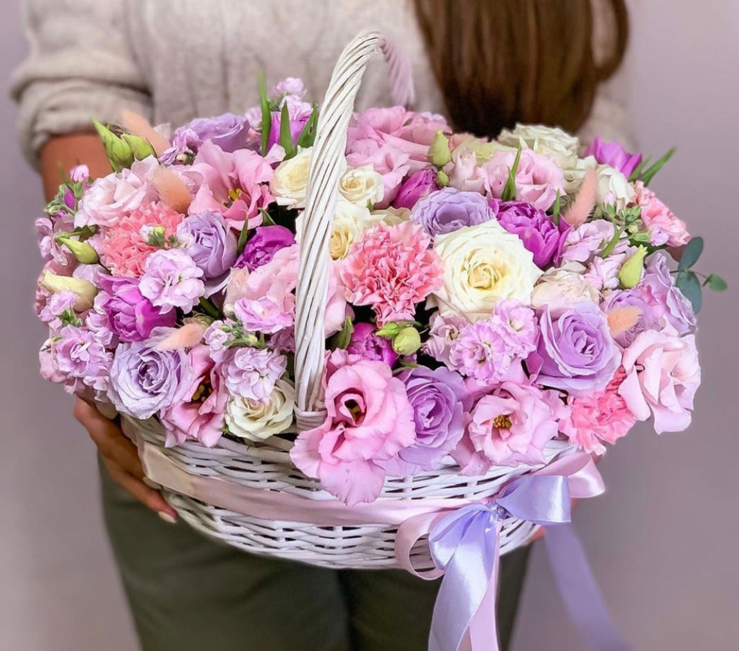 Цветочная корзина в розовой гамме