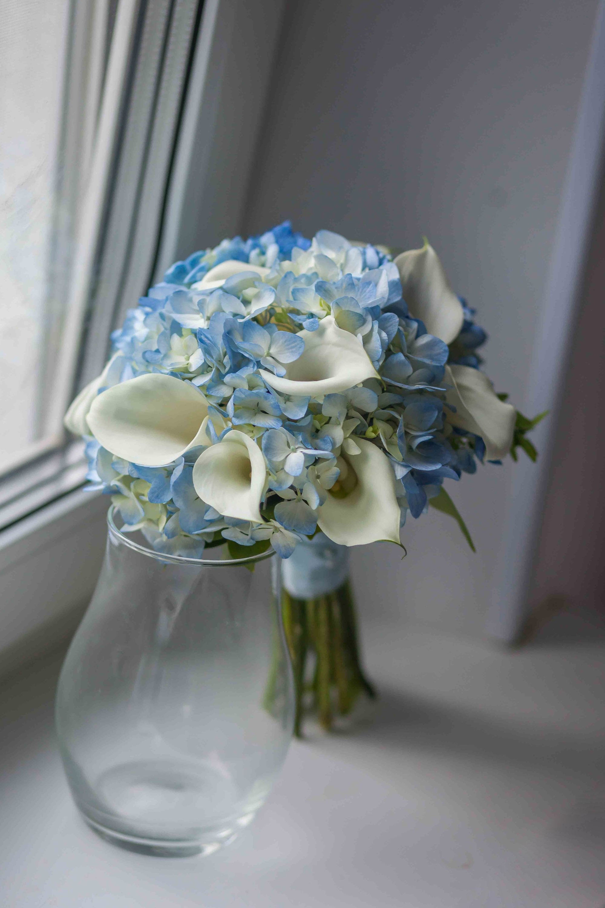 Голубой свадебный букет из калл и гортензии 