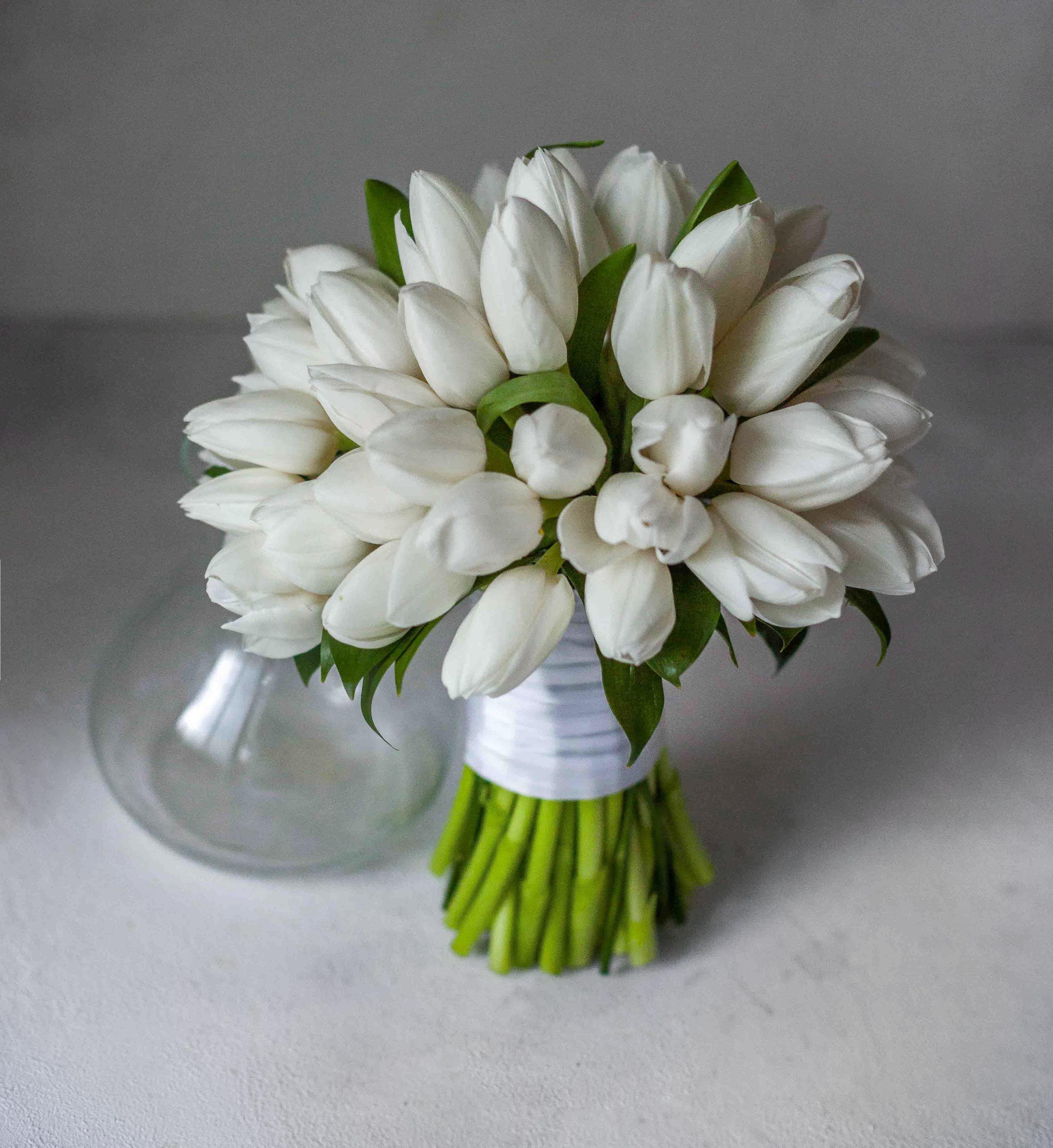 Букет невесты из белых тюльпанов