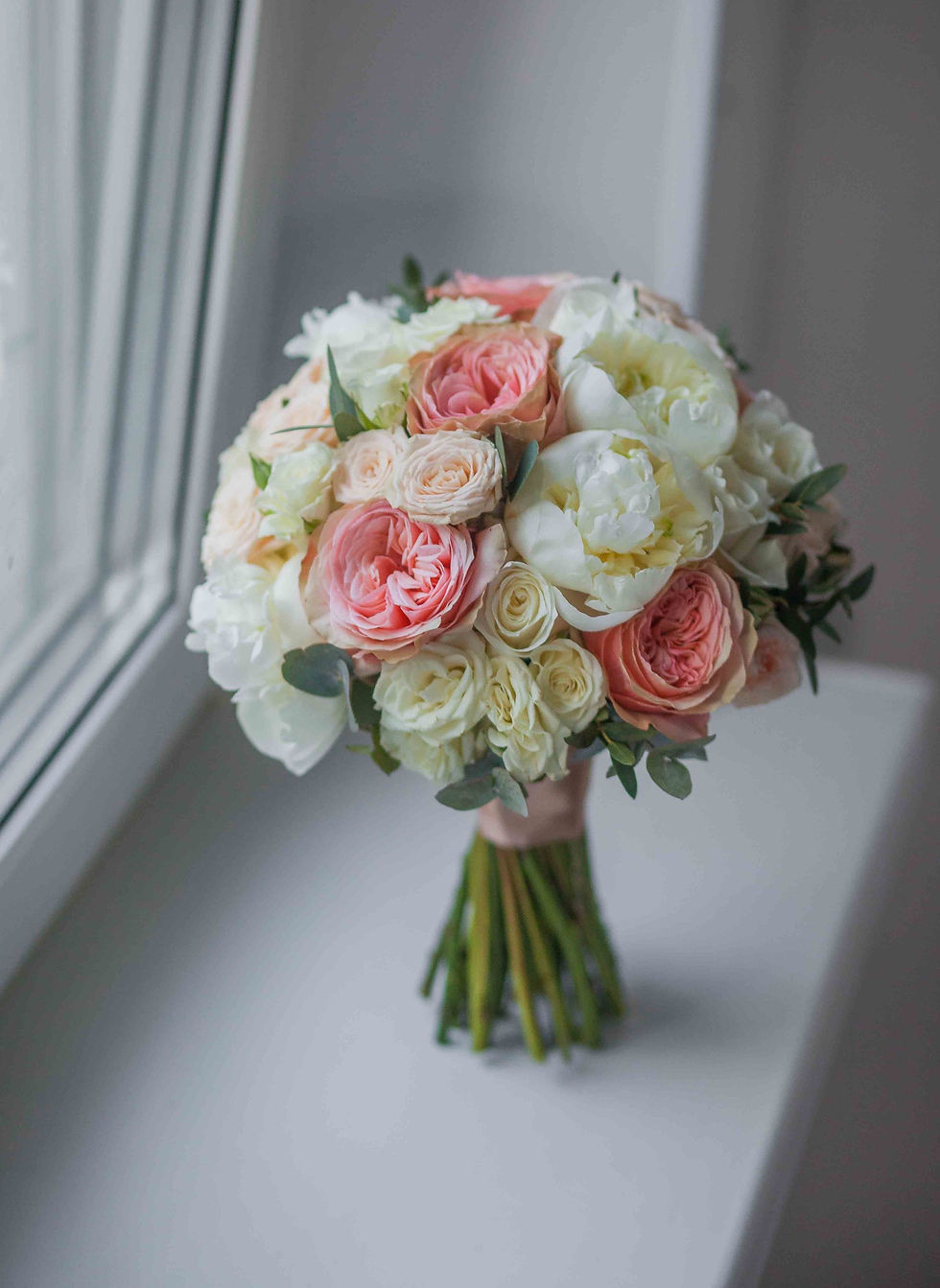 Миниатюра: Букет невесты из пионовидных роз, пионов, кустовых роз и эвкалипта