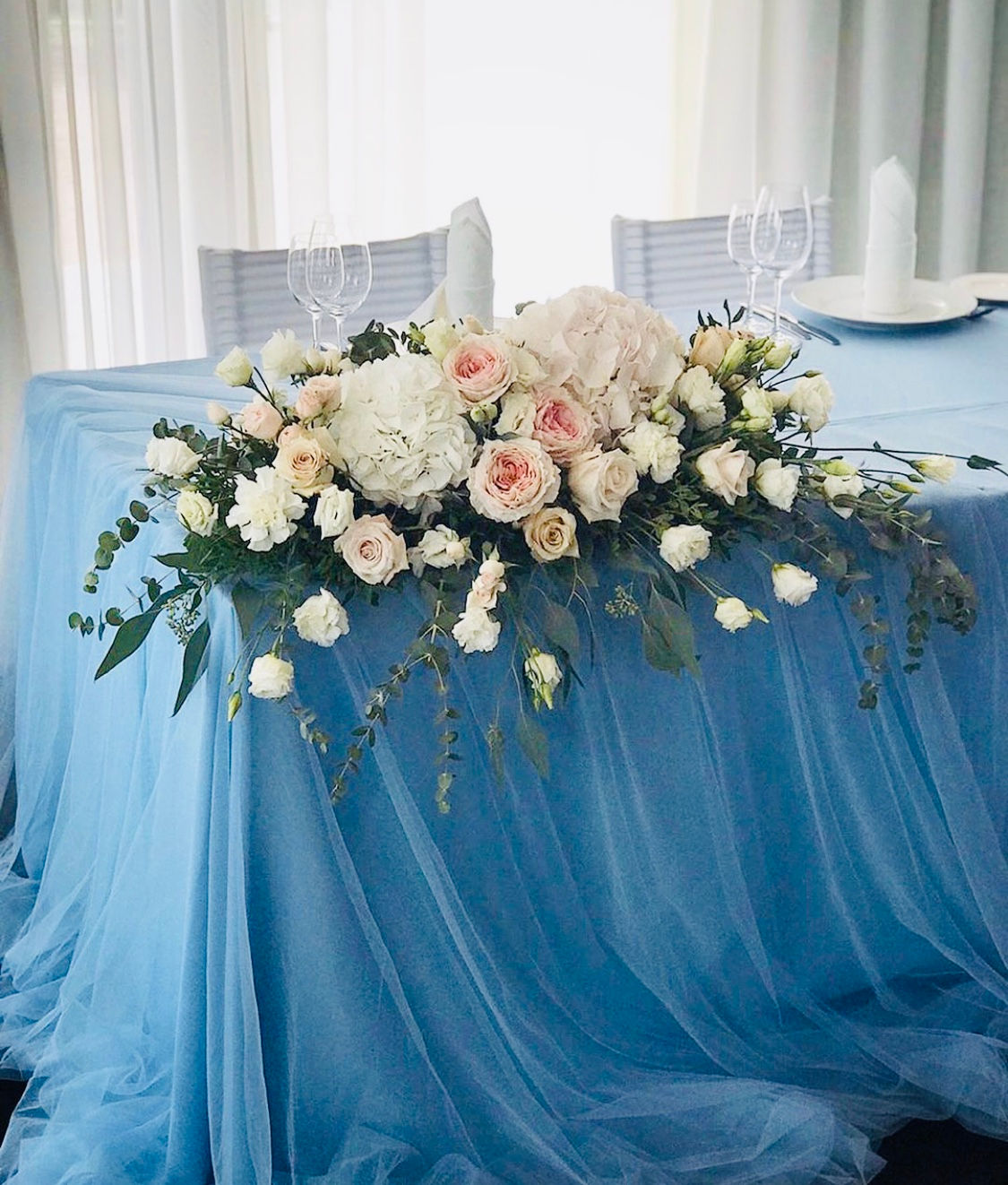 Цветочная композиция на президиум в голубой гамме