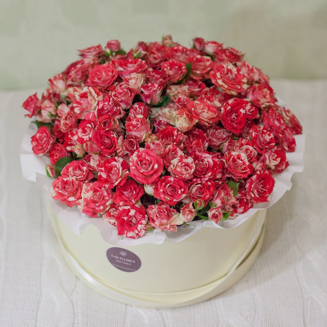 Кустовые розы Файрворкс в шляпной коробке