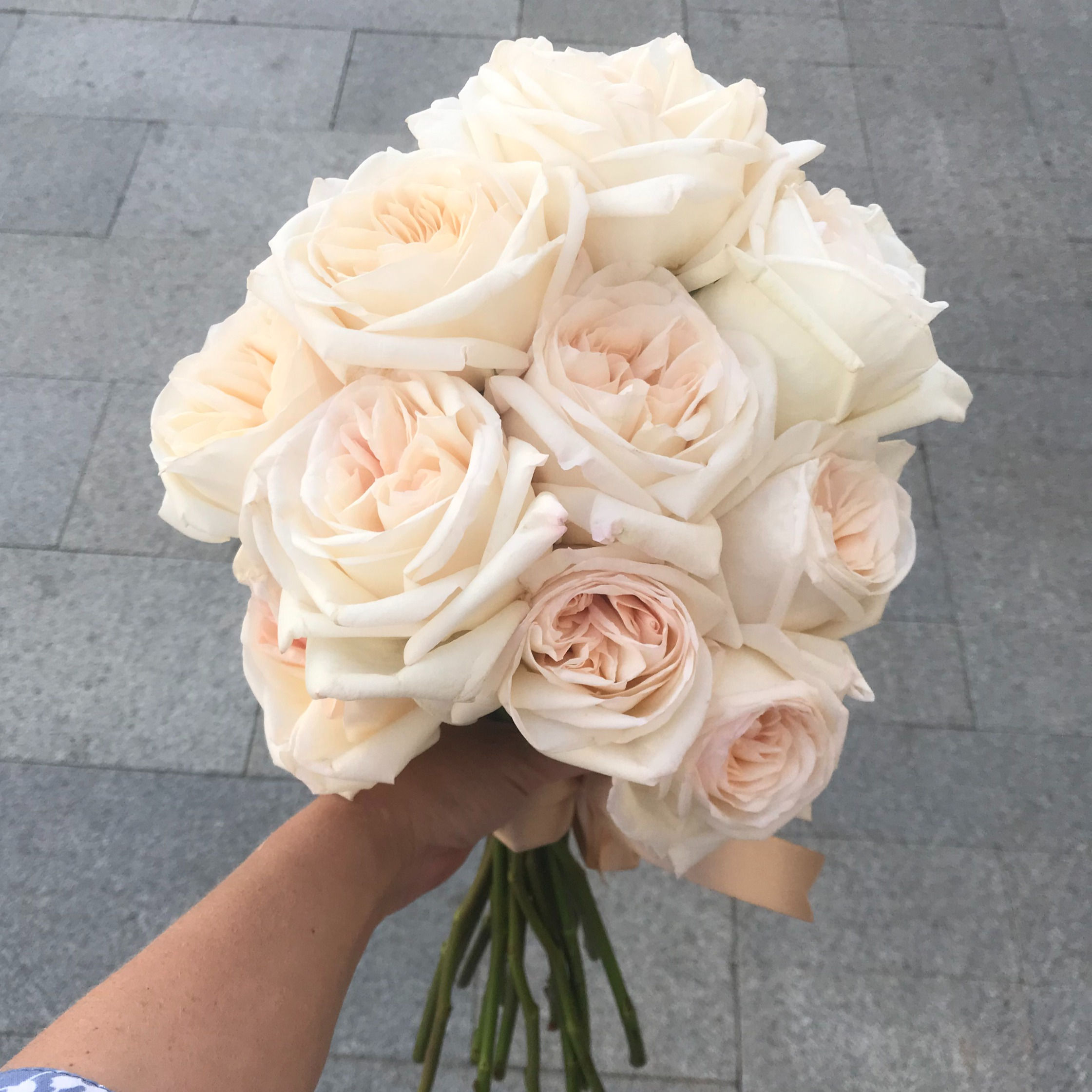 Ассиметричный свадебный букет из пионовидных роз