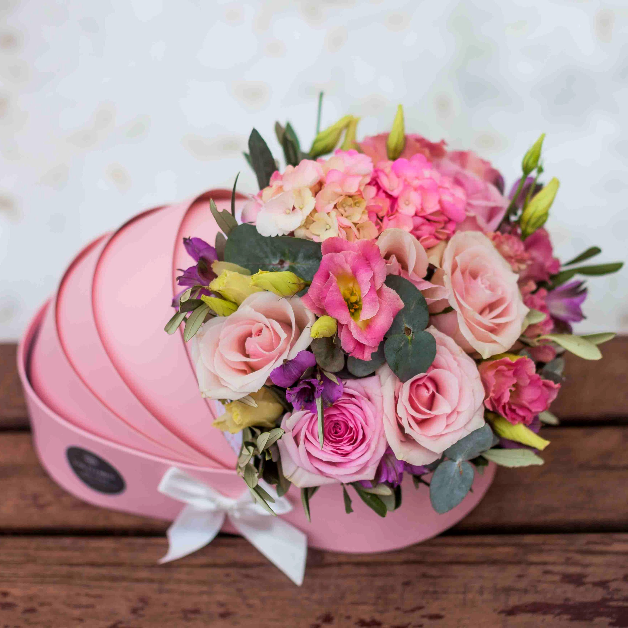 Розовая коляска с цветами на выписку