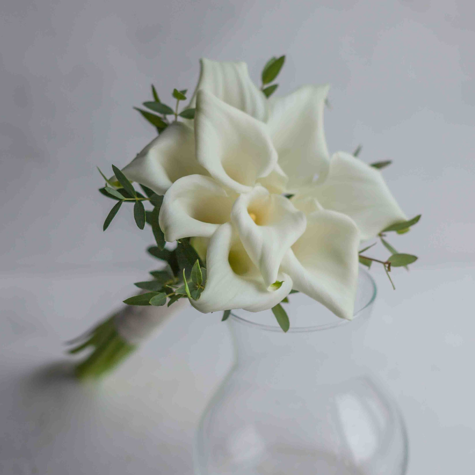 Свадебный букет невесты из 9 калл и зелени