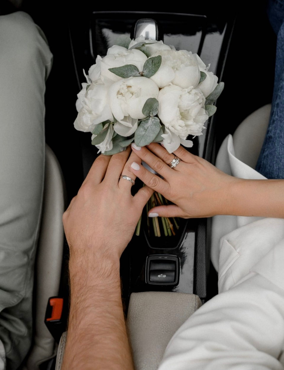 Миниатюра: Букет невесты из 11 пионов и эвкалипта