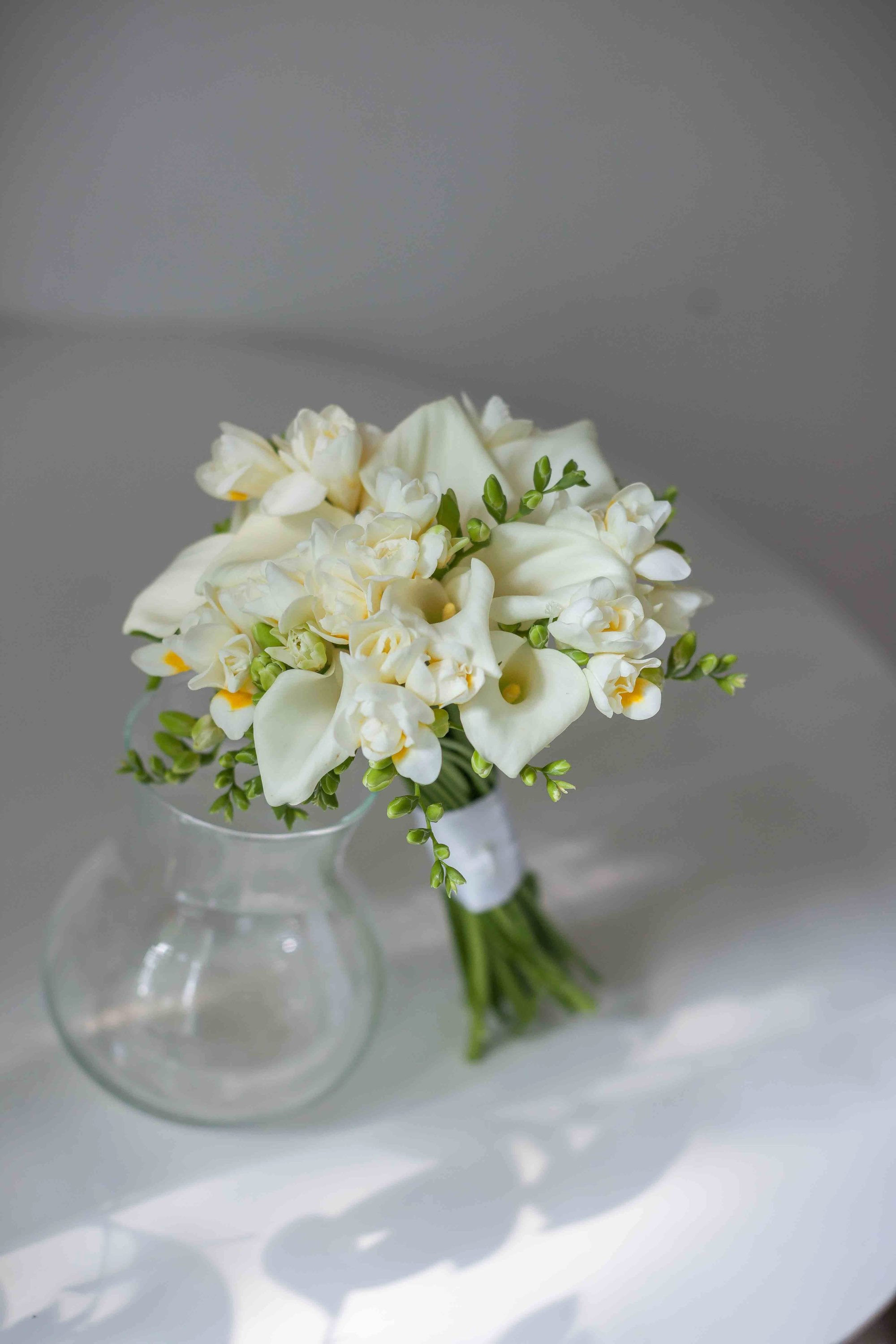 Букет невесты из 9 калл и фрезии