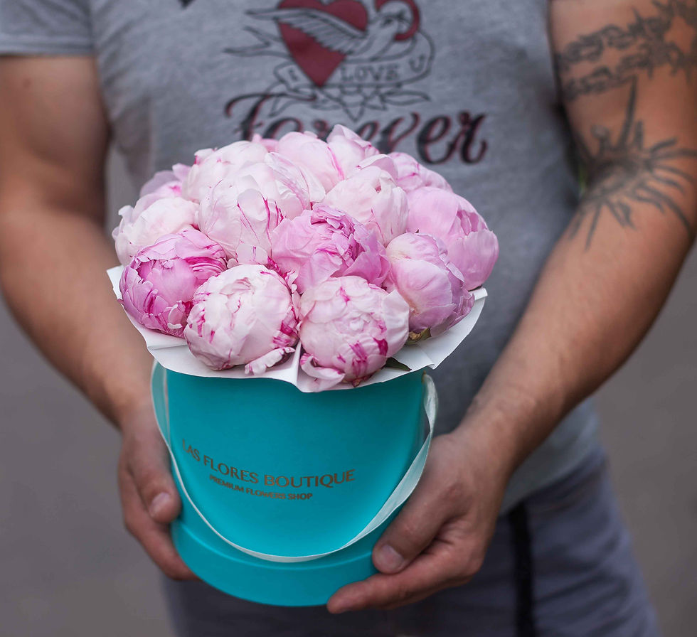 Миниатюра: пионы в шляпной коробке