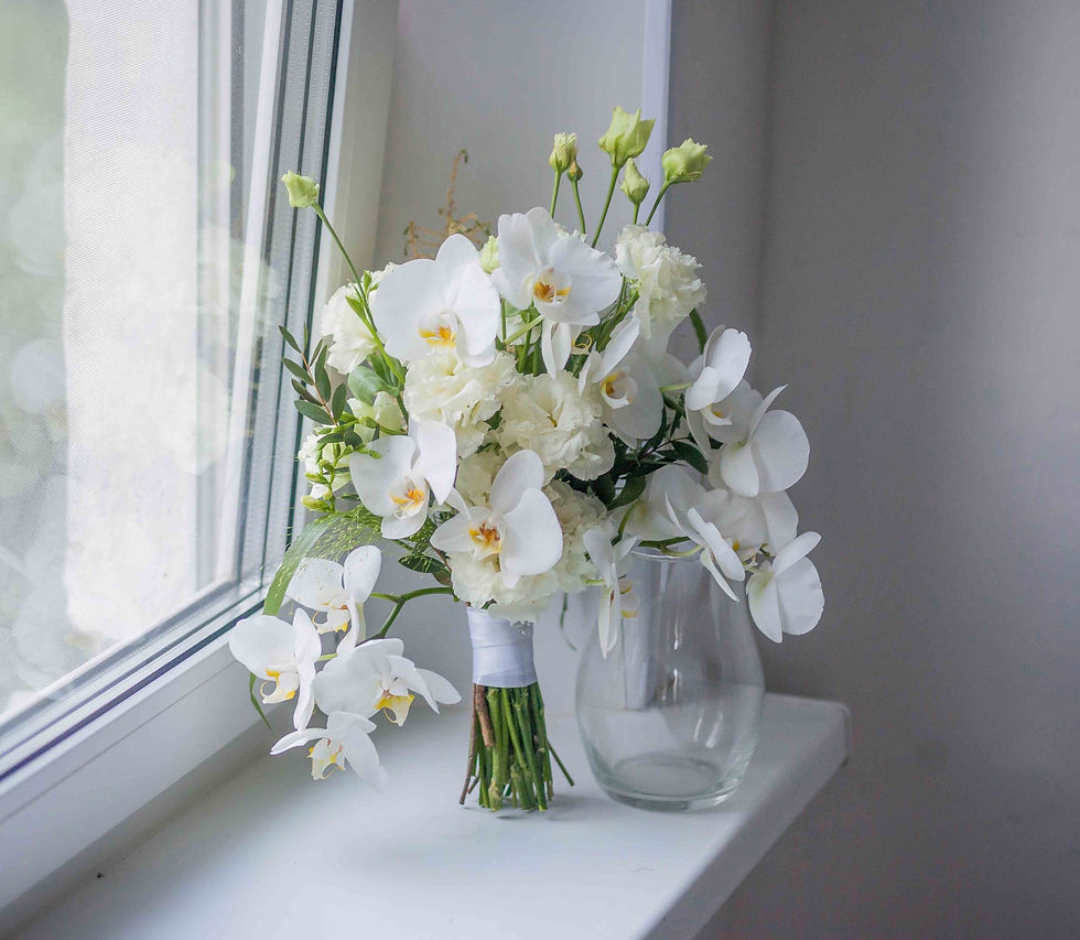 Миниатюра:  Букет невесты из белых Орхидей и эустомы