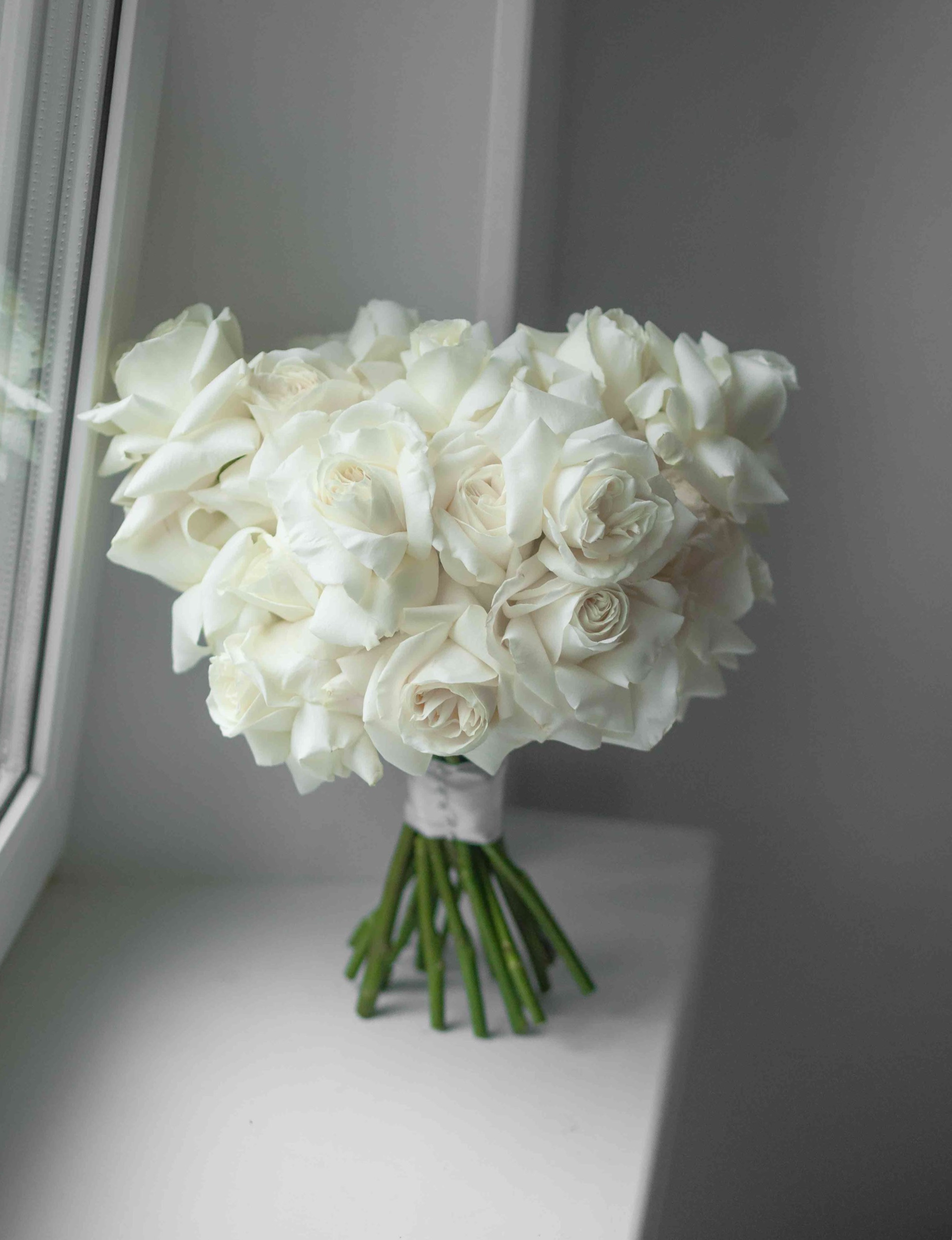 Ассиметричный букет невесты из пионовидных роз 