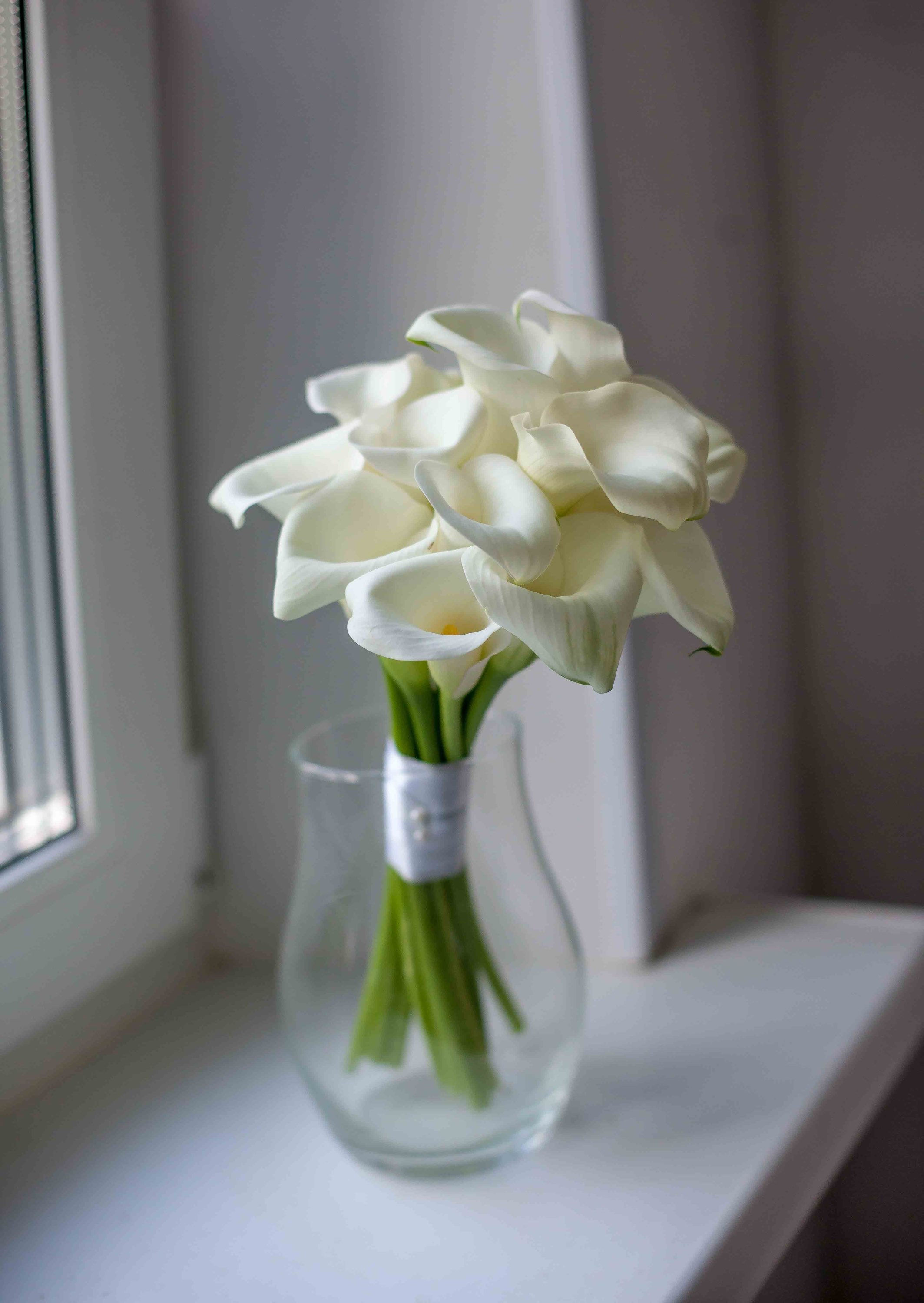 Букет невесты из 15 белых калл