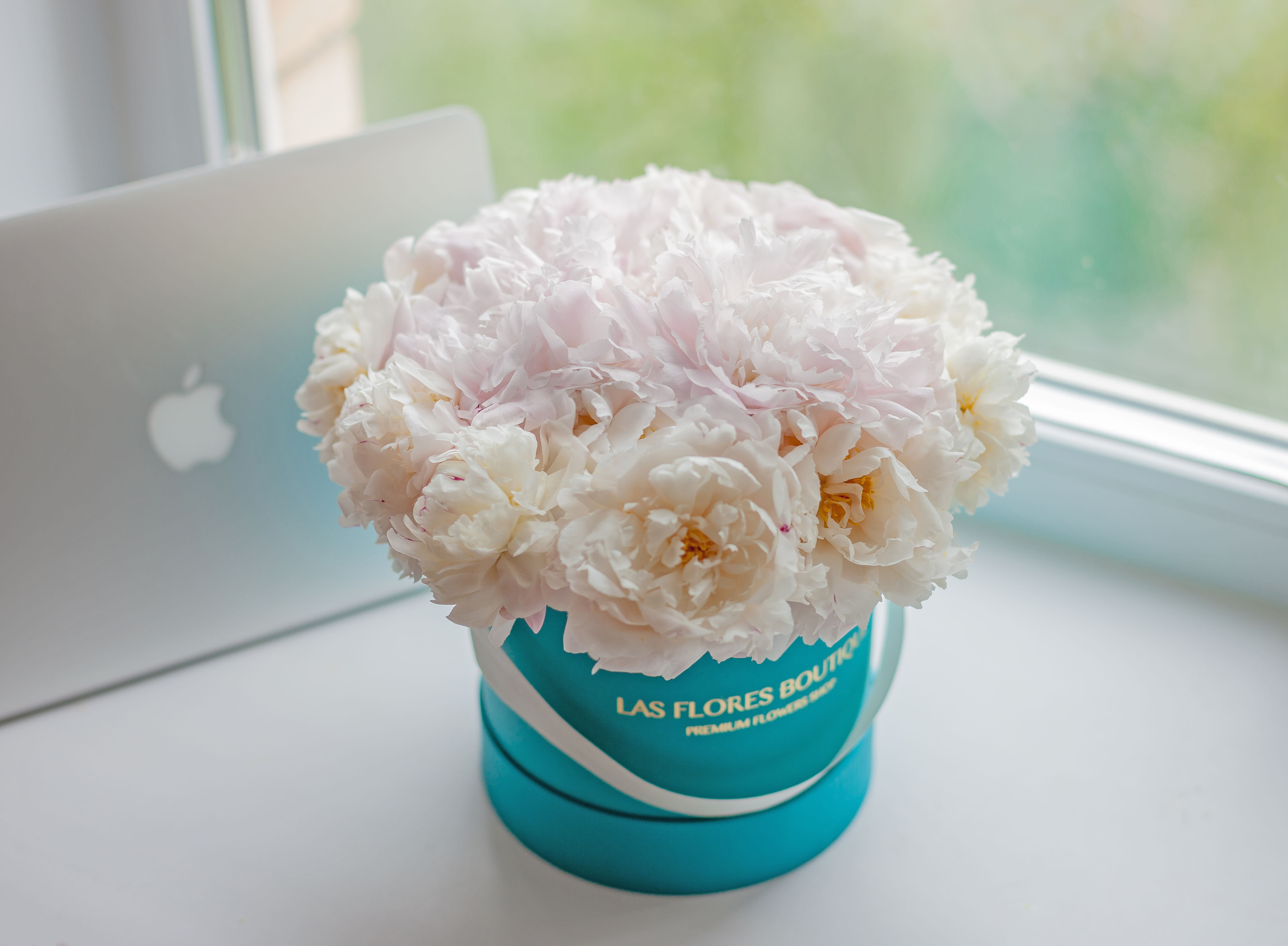 букет пионов в шляпной коробке