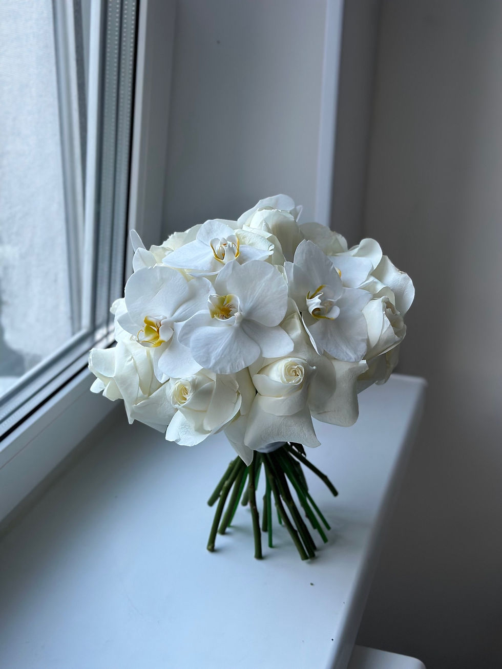 Миниатюра: Букет невесты из белых Орхидей и роз