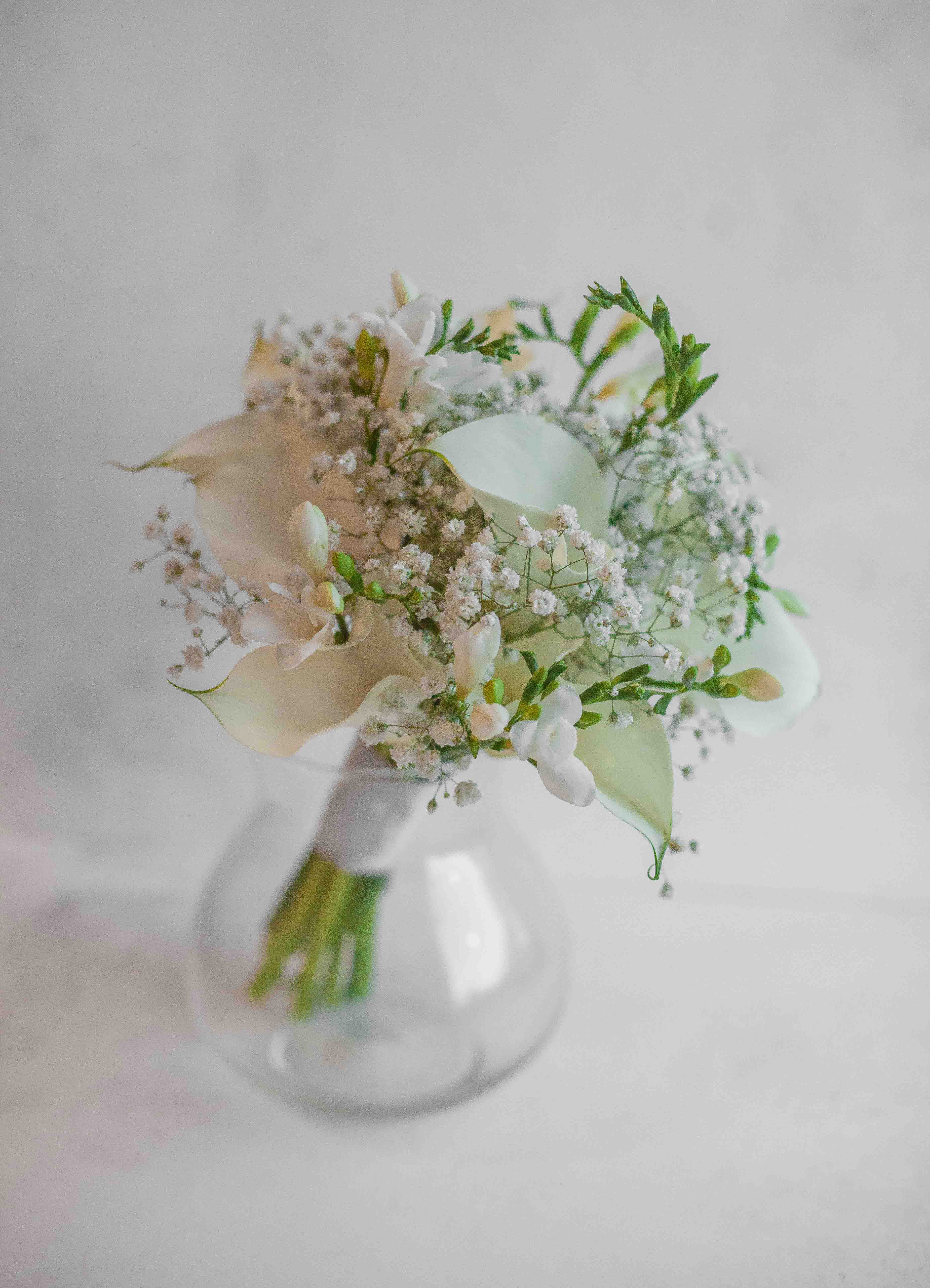 Букет невесты из калл, фрезии и гипсофилы