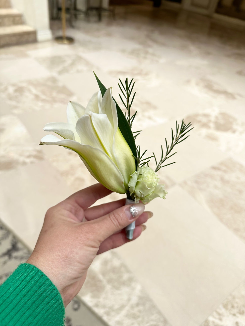 Миниатюра: Букет невесты из белых лилий и рускуса