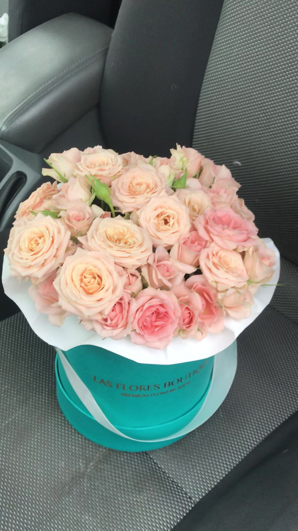 кустовые розы в шляпной коробке