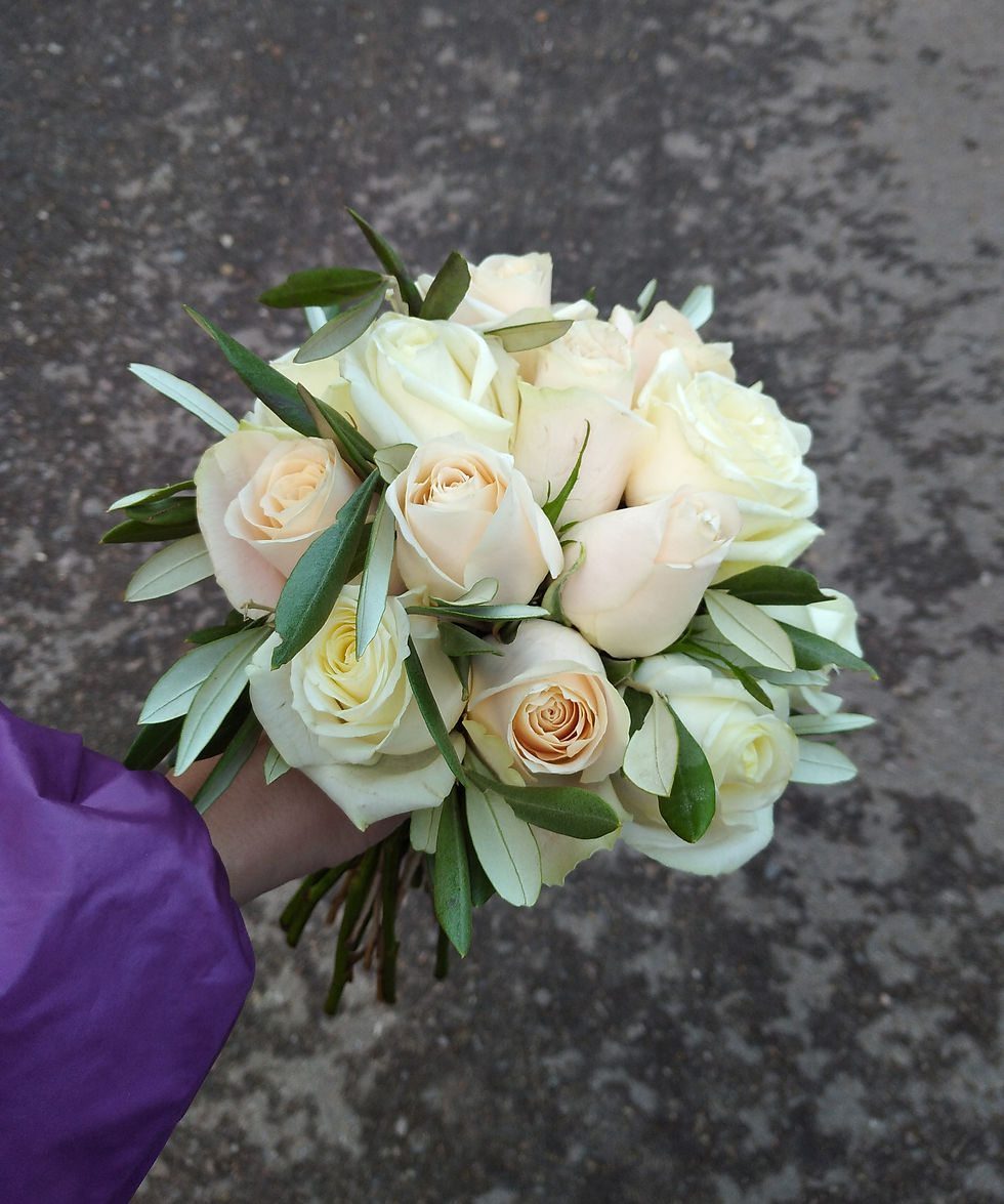 Миниатюра: Пудровый букет невесты из роз и оливы