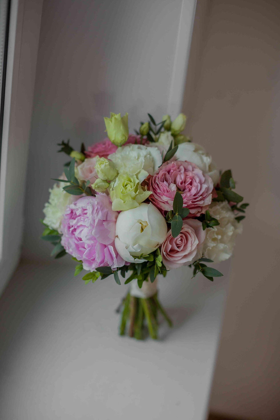 Миниатюра: Букет невесты из пионов, эустомы и роз