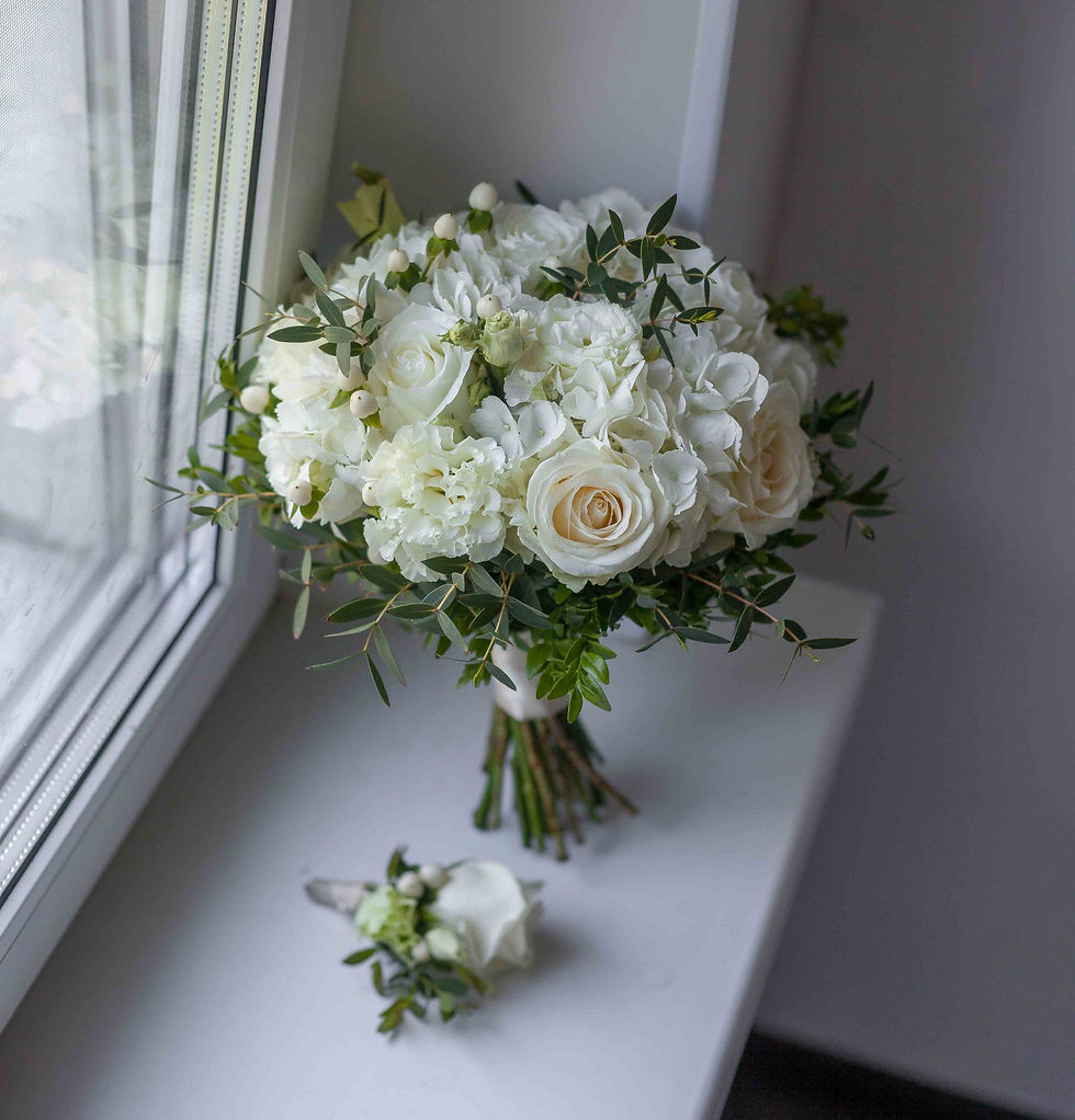 Миниатюра: Раскидистый букет из роз, эустомы и гортензии