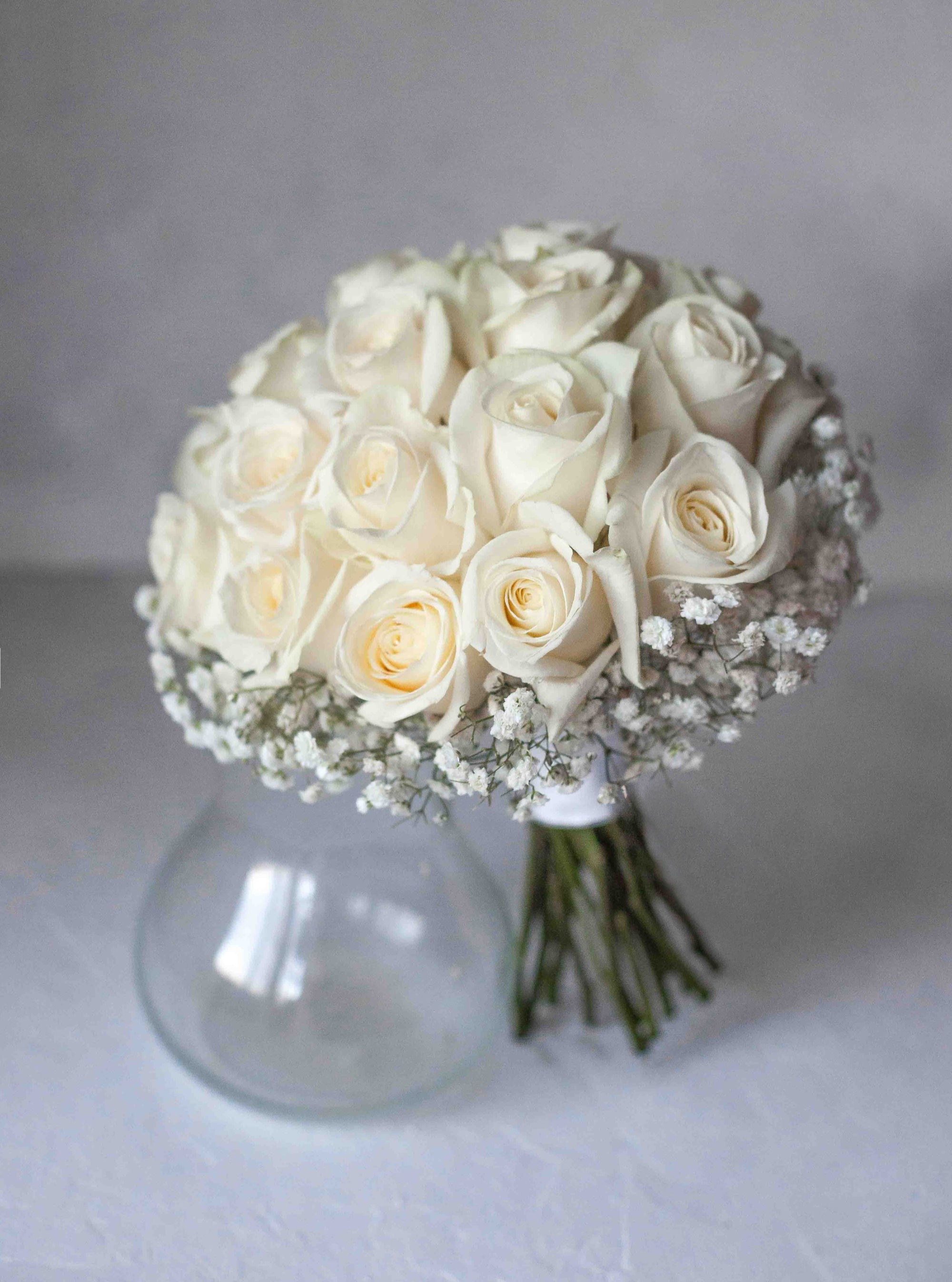 Букет невесты розы и гипсофила