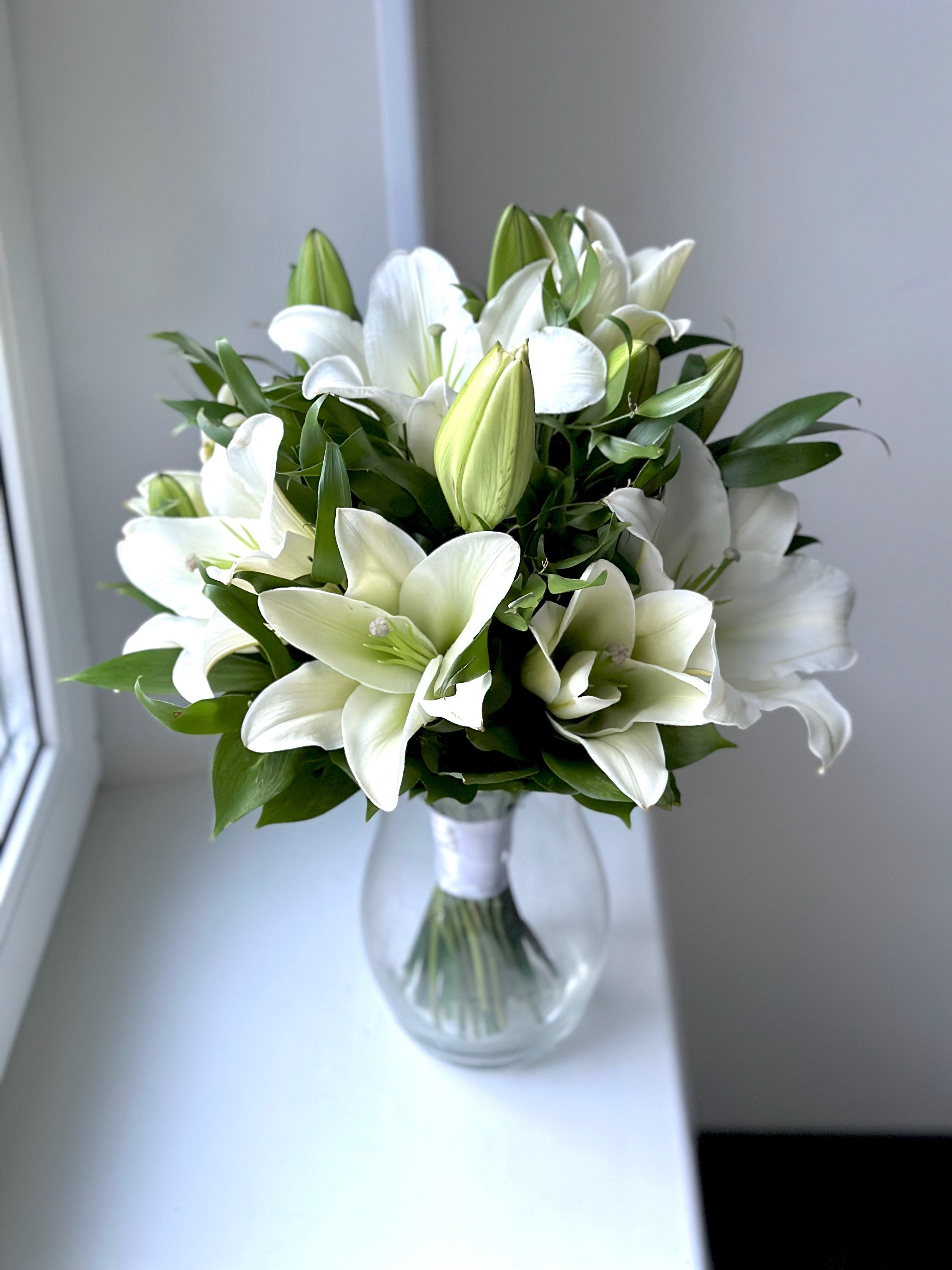 Букет невесты из белых лилий и рускуса