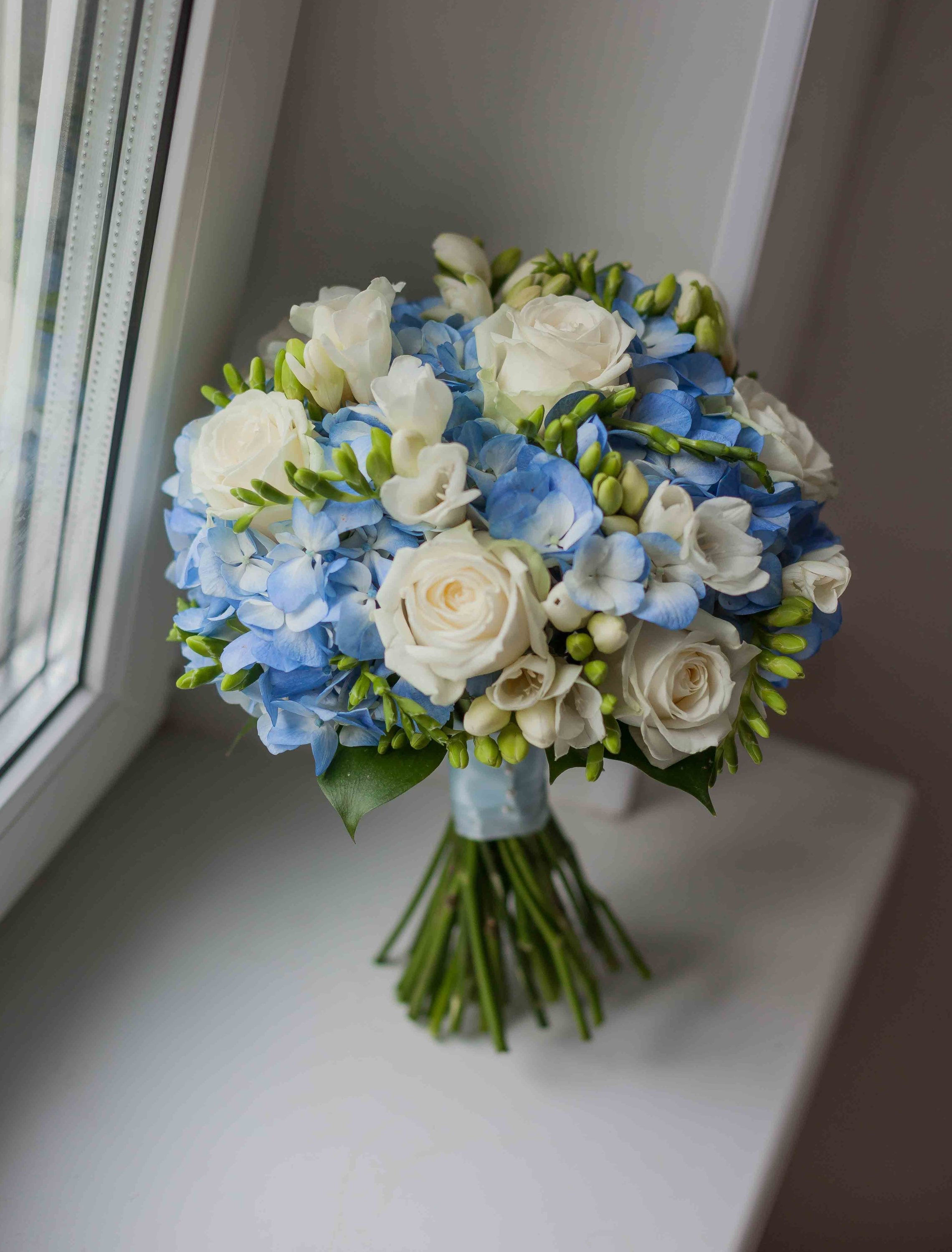 Синий свадебный букет из роз, гортензии и фрезии