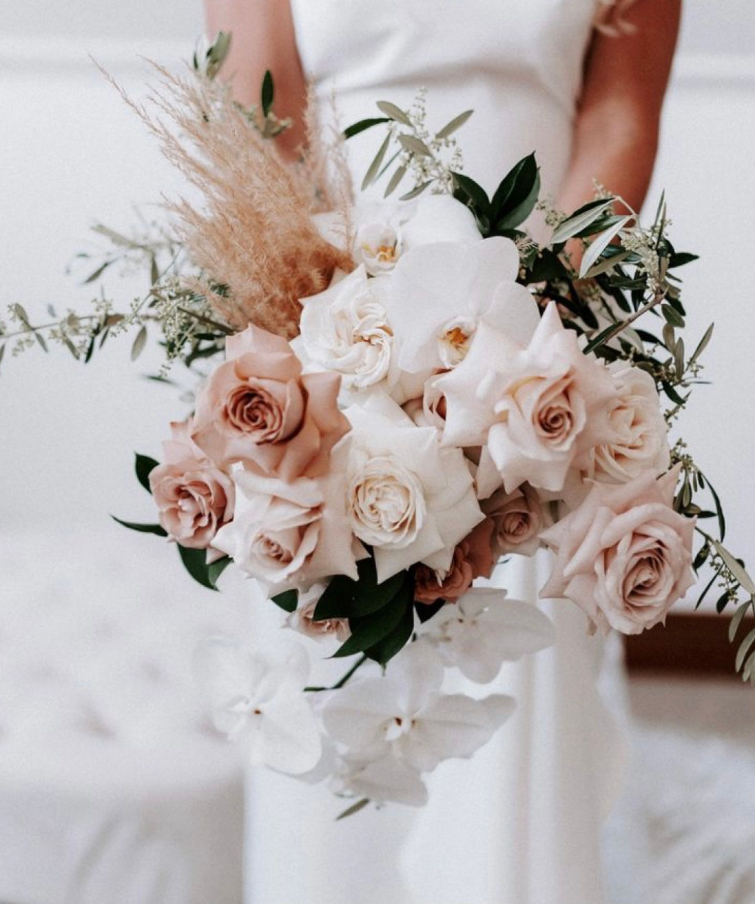 Раскидистый букет невесты с орхидеями