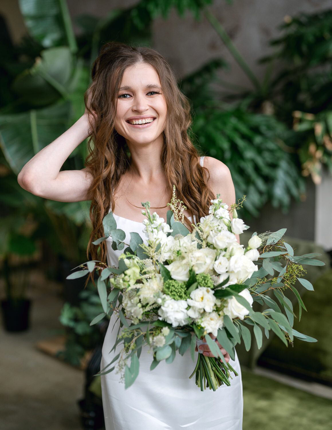 Раскидистый свадебный букет в бело-зелёной гамме