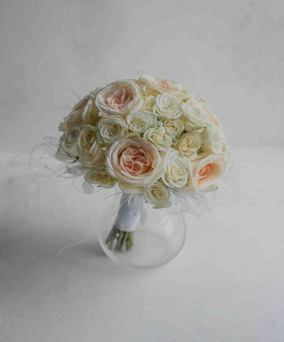 Миниатюра: букет невесты пионовидные розы и перья