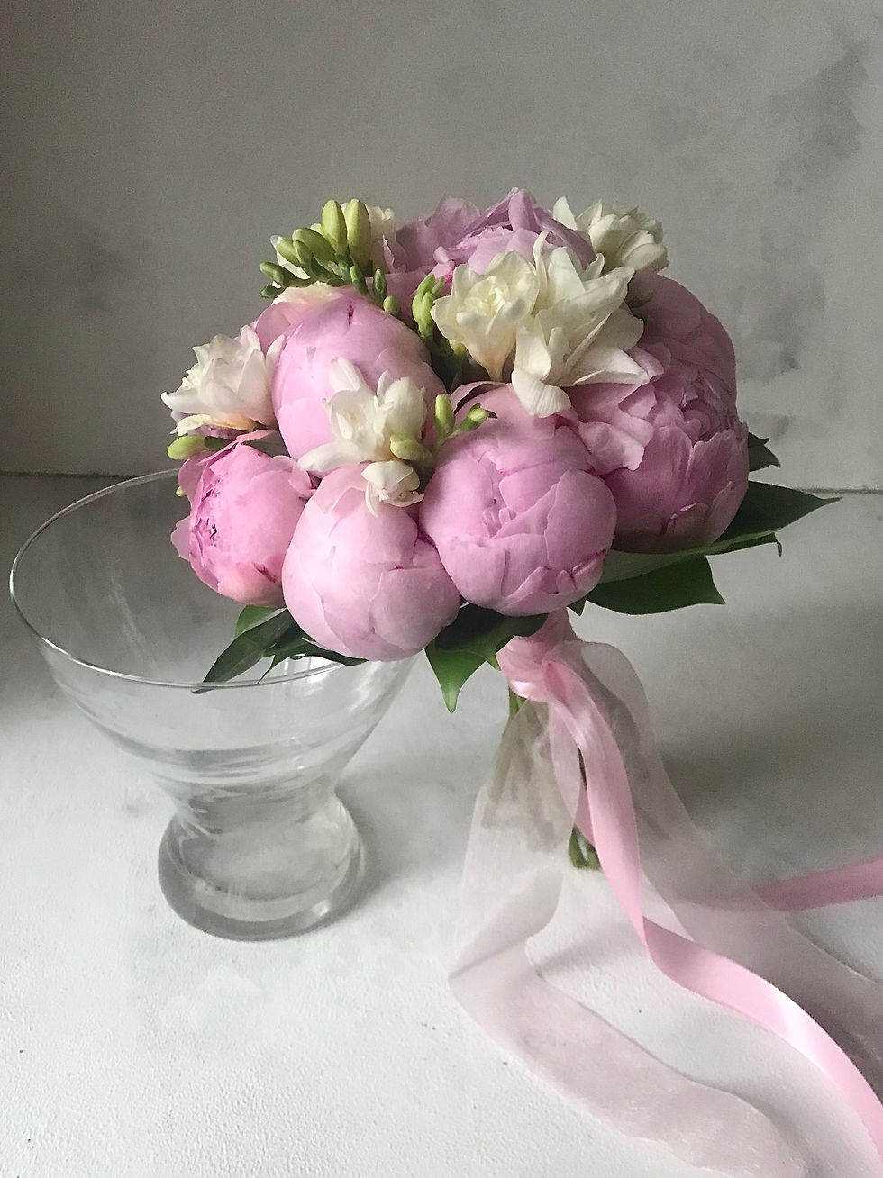 Миниатюра: Букет невесты из 13 пионов и фрезии