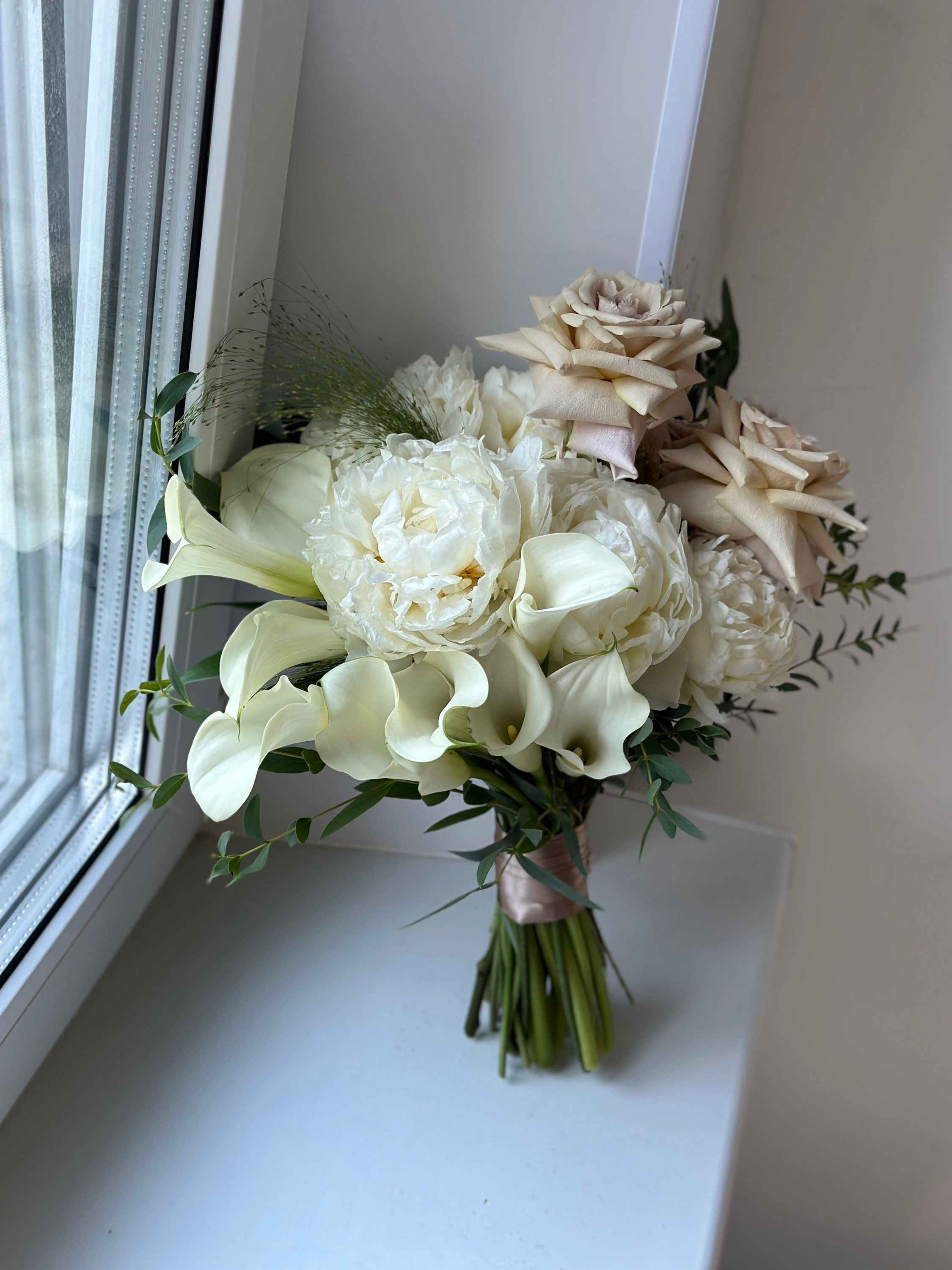 Букет невесты из 9 калл, пионов, роз