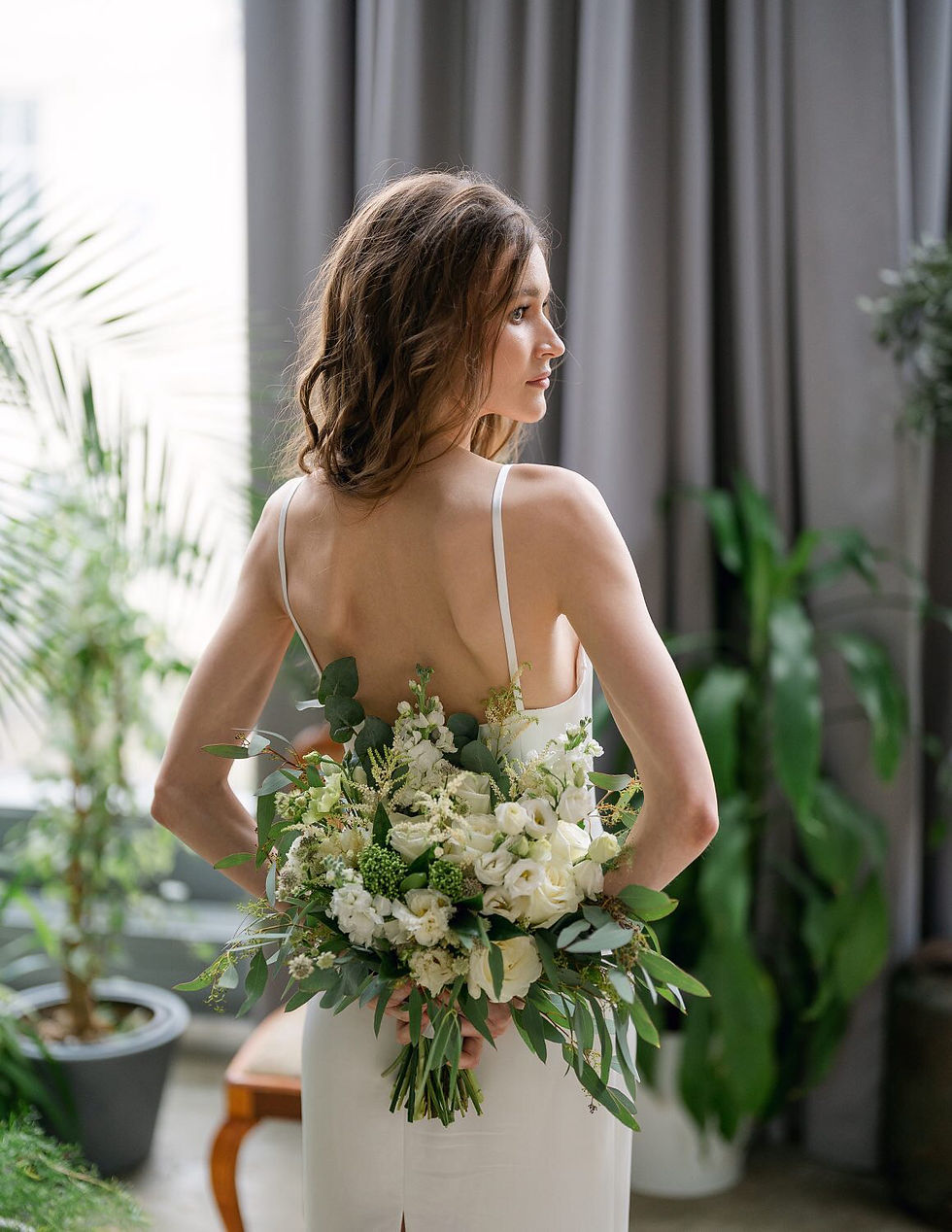 Миниатюра: Раскидистый свадебный букет в бело-зелёной гамме