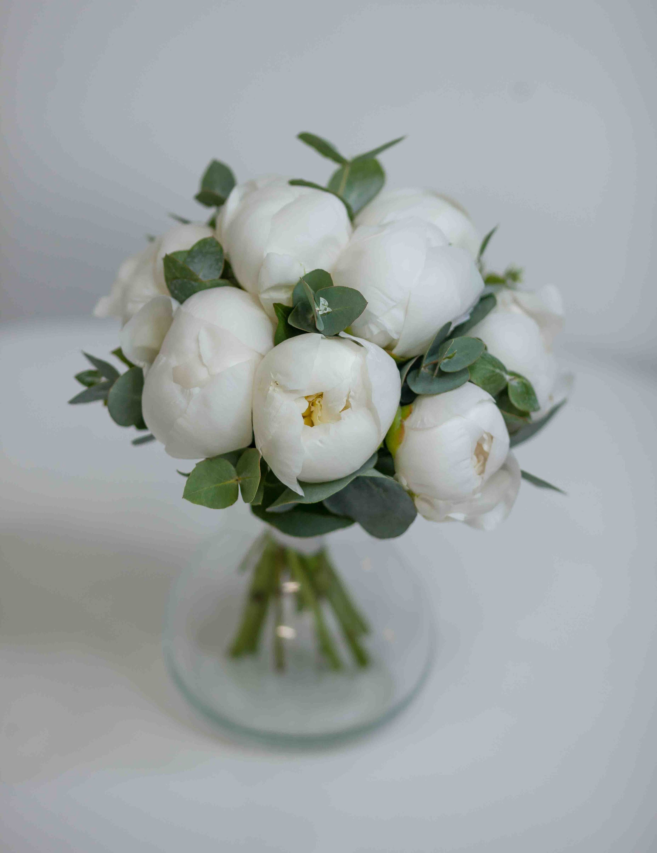 Букет невесты из 9 пионов и эвкалипта