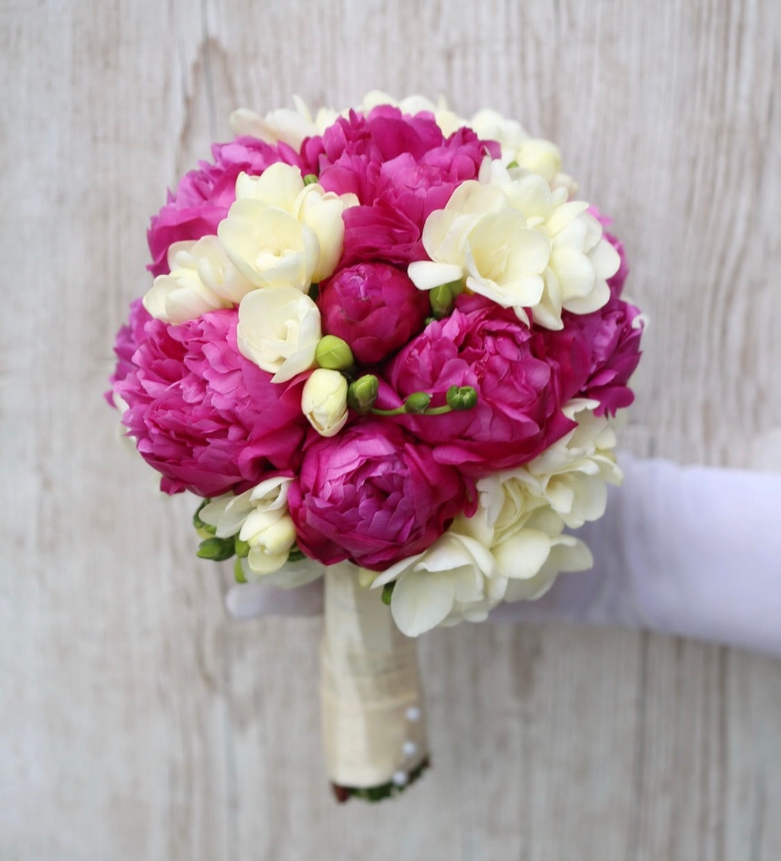 Букет невесты из пионов и фрезии