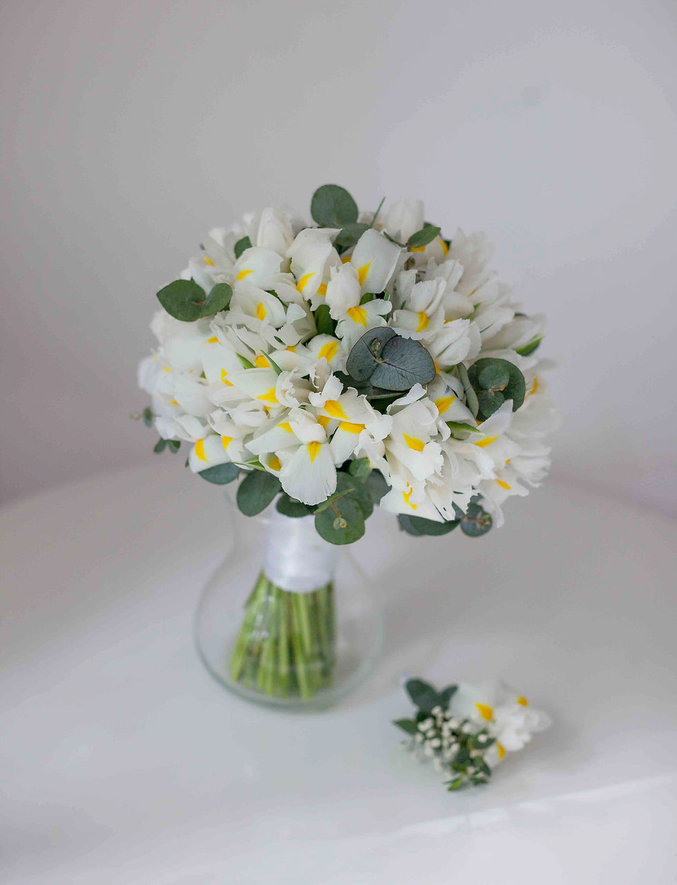 Миниатюра: Букет невесты из белых ирисов и эвкалипта