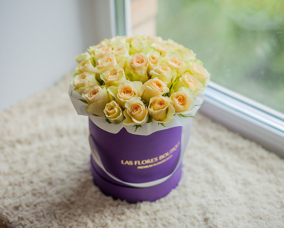 кремовые розы в коробке