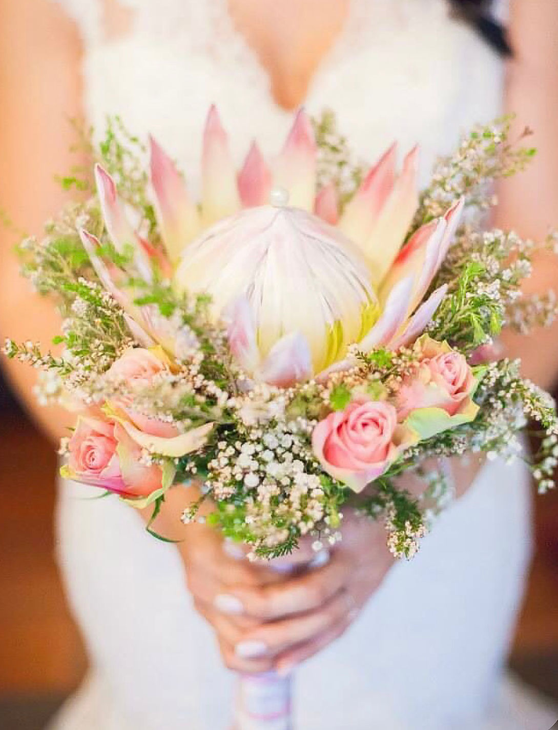 Свадебный букет из протеи, роз и шамелациума