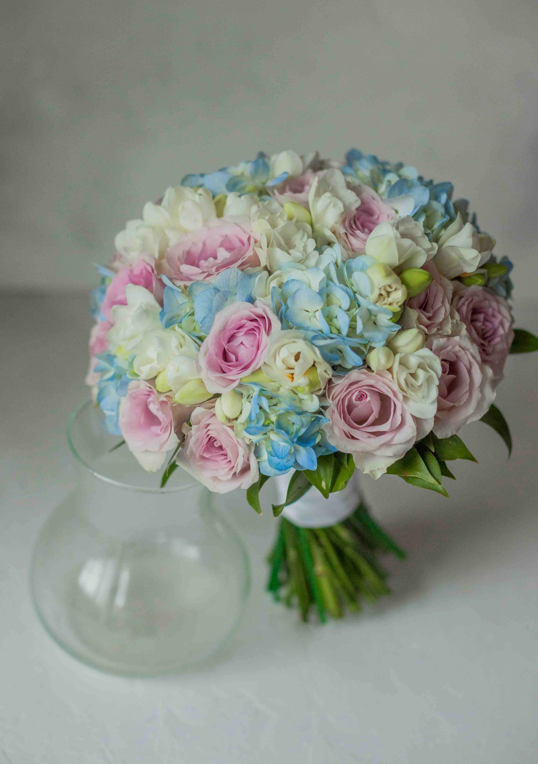 Лилово-голубой букет невесты