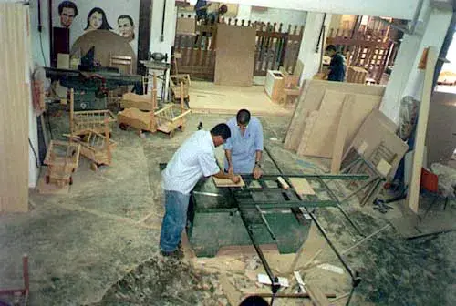 exposicoes-design-solidario-dois-homens-fazendo-artesanato.webp
