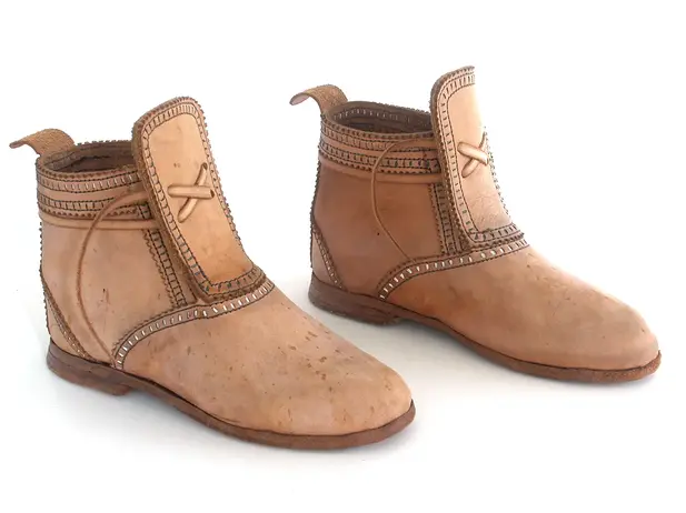 exposicoes-design-solidario-bota-couro.webp