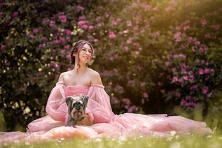 Prinzessinnen-Shooting mit Hund im rosa Kleid – verträumter Moment auf der blühenden Wiese
