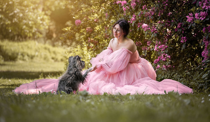 Prinzessinnen-Shooting mit Hund auf der Sommerwiese – verspielte Szene in rosa Tüllkleid
